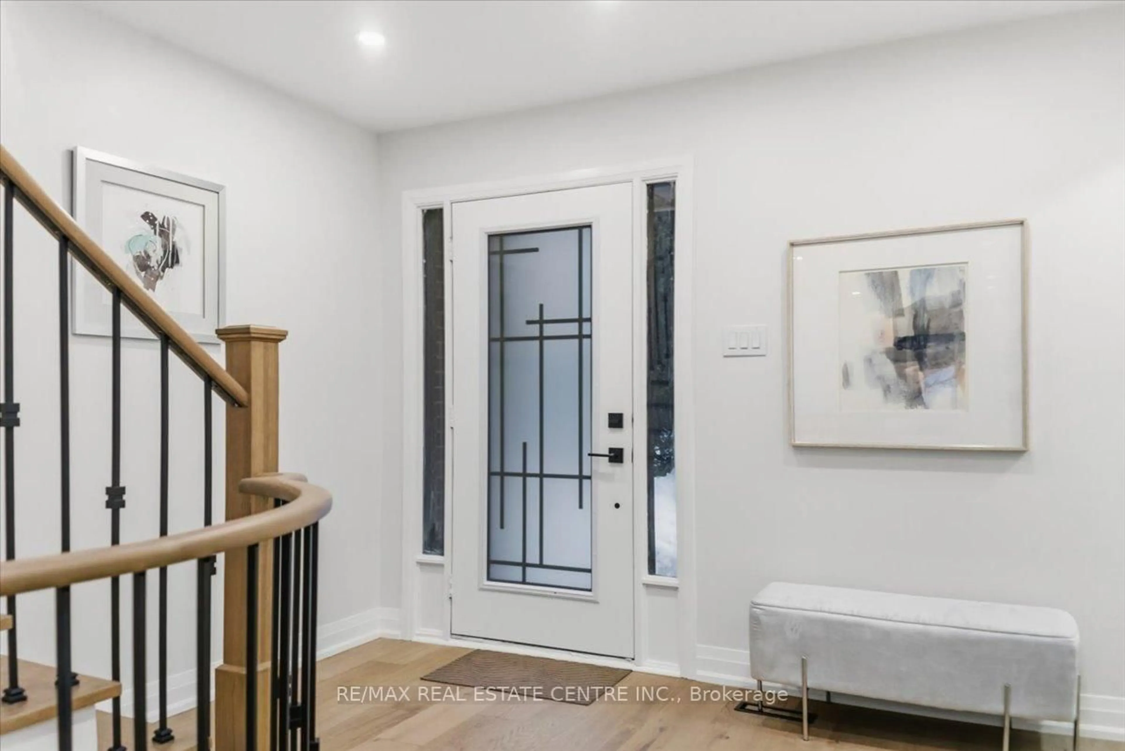 Indoor entryway for 972 Deer Ru, Mississauga Ontario L5C 4B2