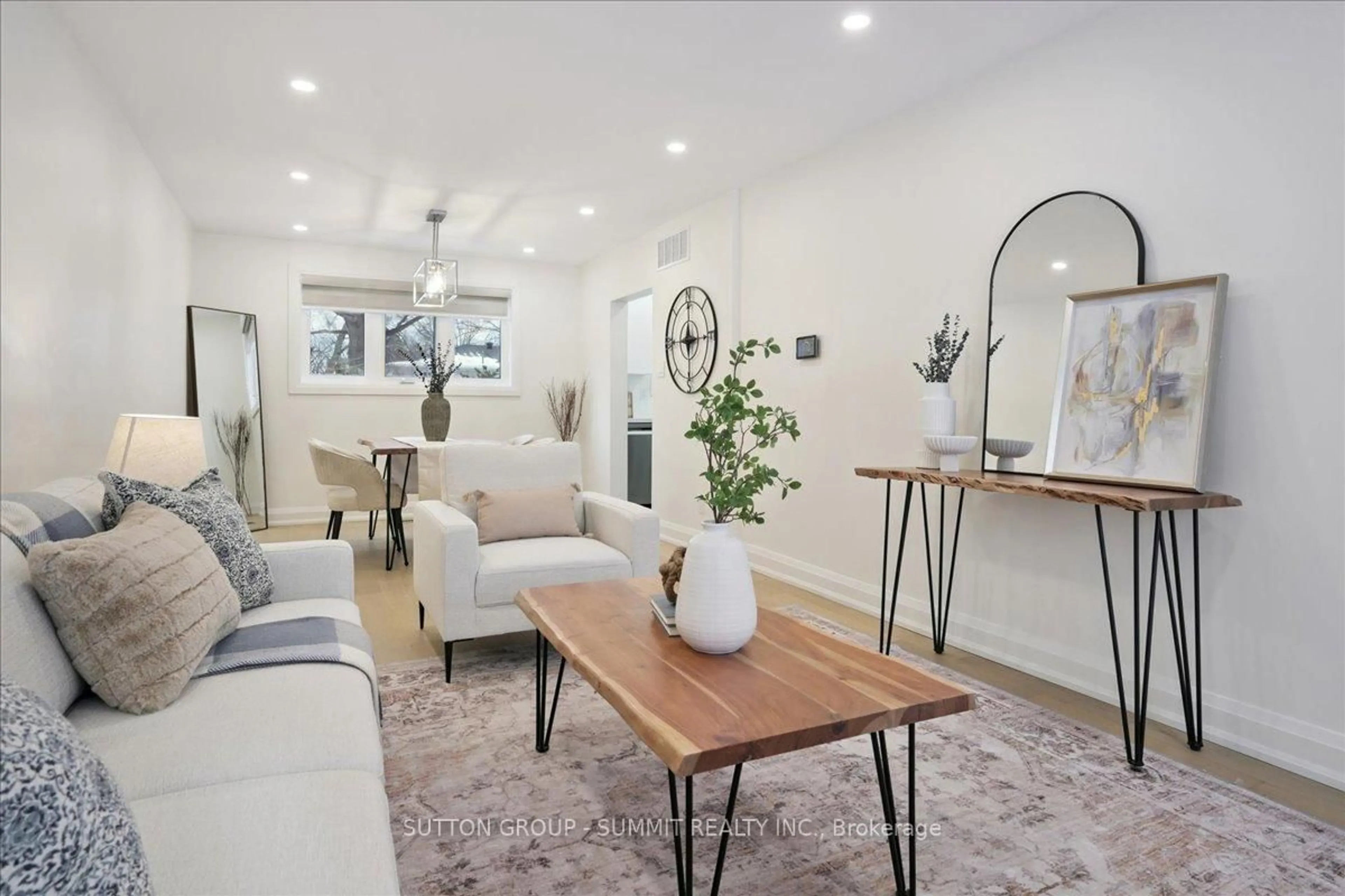 Living room with furniture, unknown for 3637 Haven Glen, Mississauga Ontario L4X 1X7