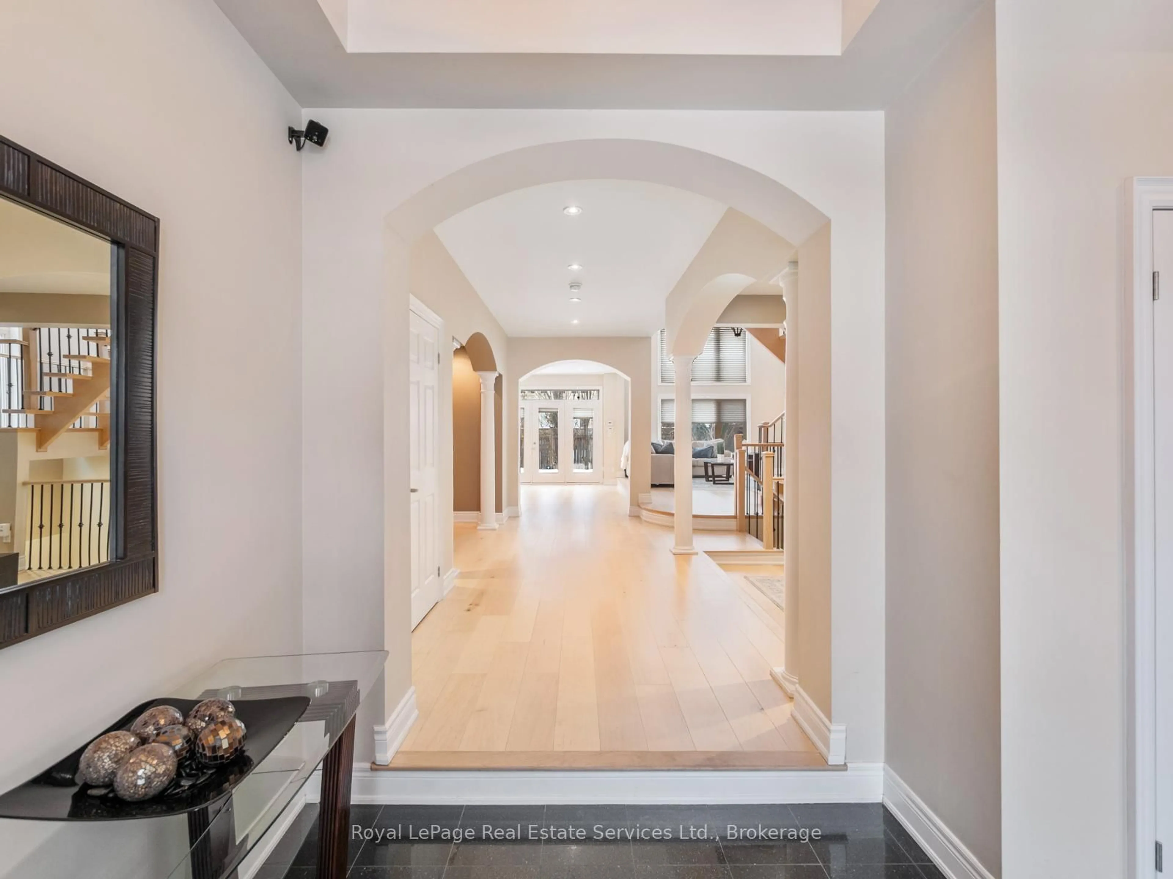 Indoor entryway for 1468 Ferncrest Rd, Oakville Ontario L6H 7W2