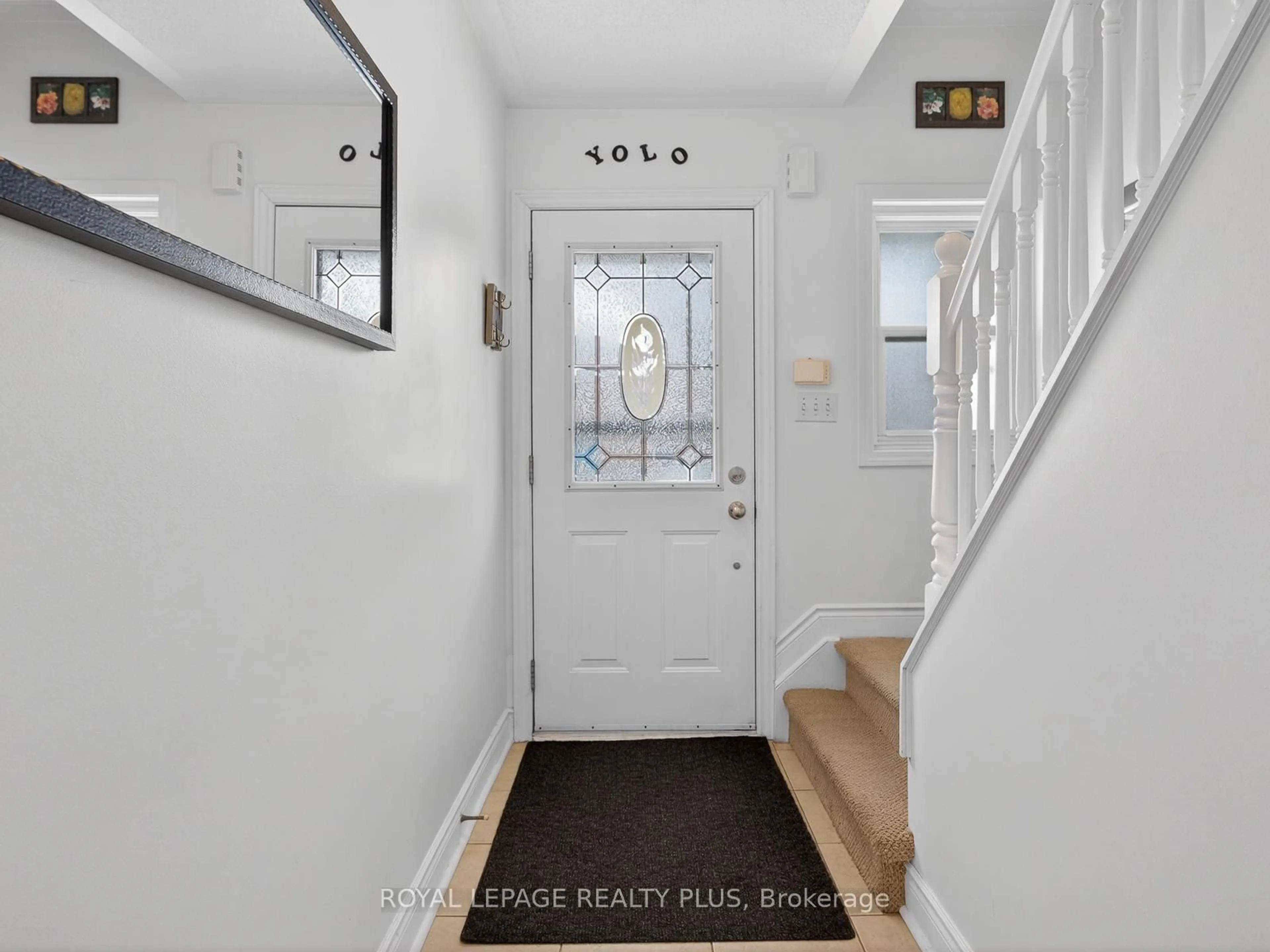 Indoor entryway for 707 Inverary Rd, Burlington Ontario L7L 2M1