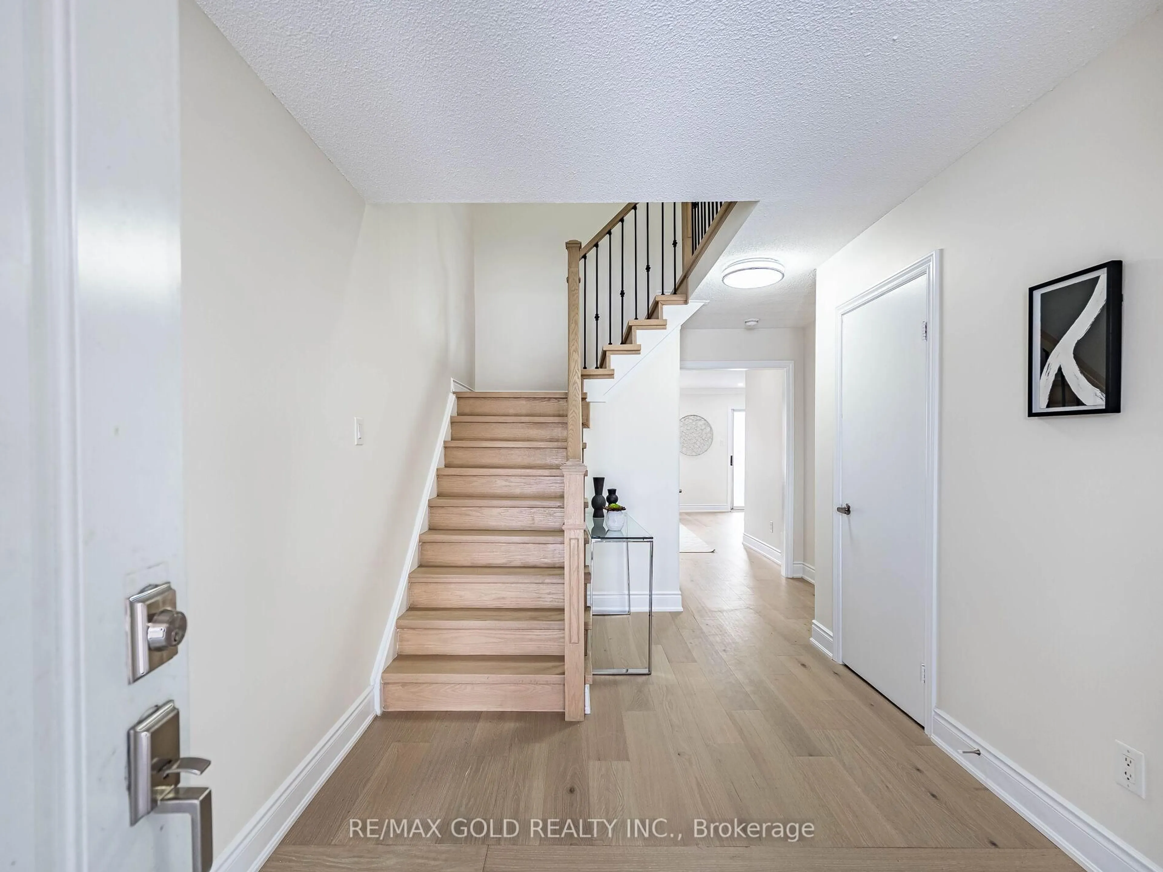 Indoor entryway for 34 Daffodil Pl, Brampton Ontario L6Y 3B6