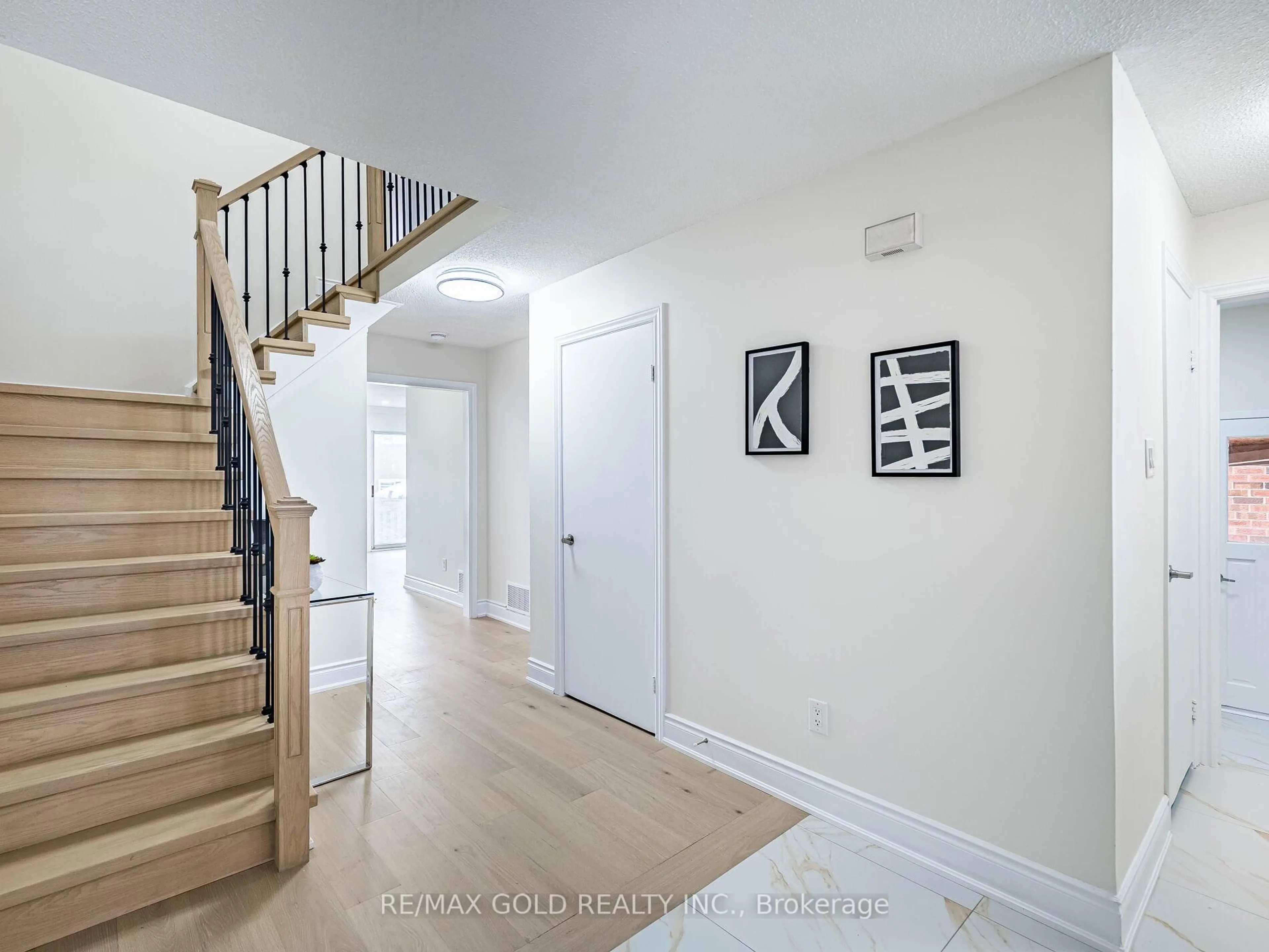 Indoor entryway for 34 Daffodil Pl, Brampton Ontario L6Y 3B6