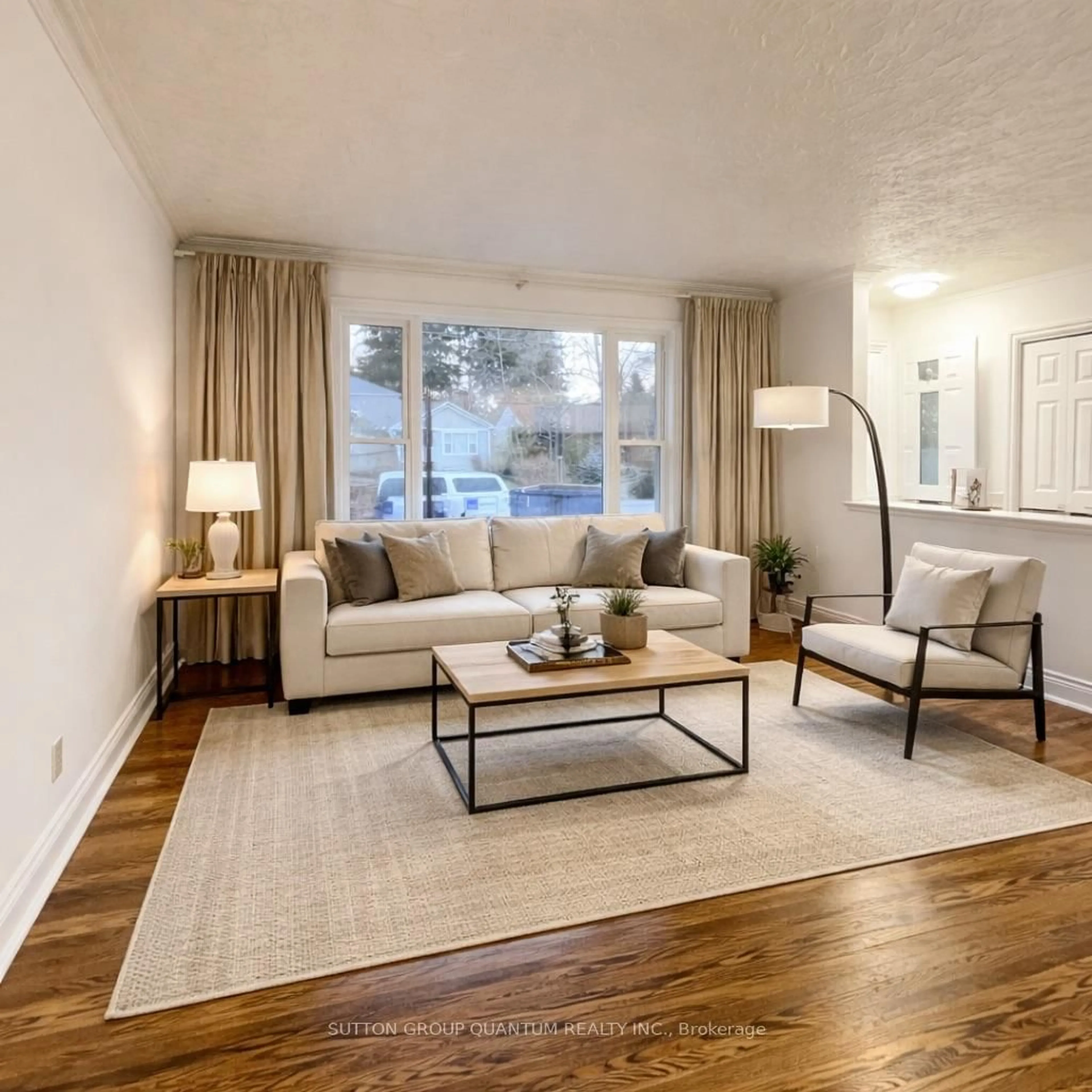 Living room with furniture, wood/laminate floor for 46 Woodlawn Ave, Mississauga Ontario L5G 3K6