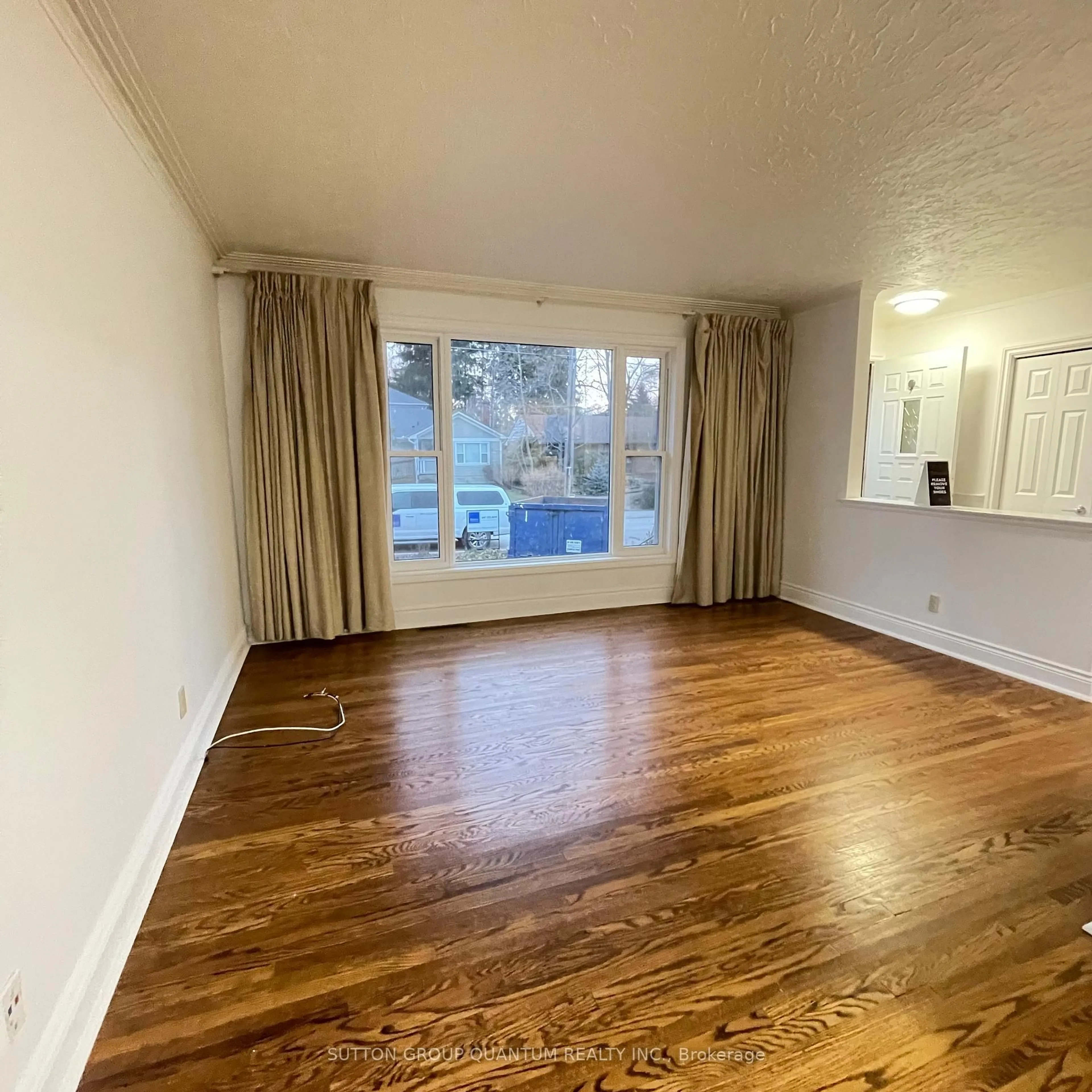 A pic of a room for 46 Woodlawn Ave, Mississauga Ontario L5G 3K6