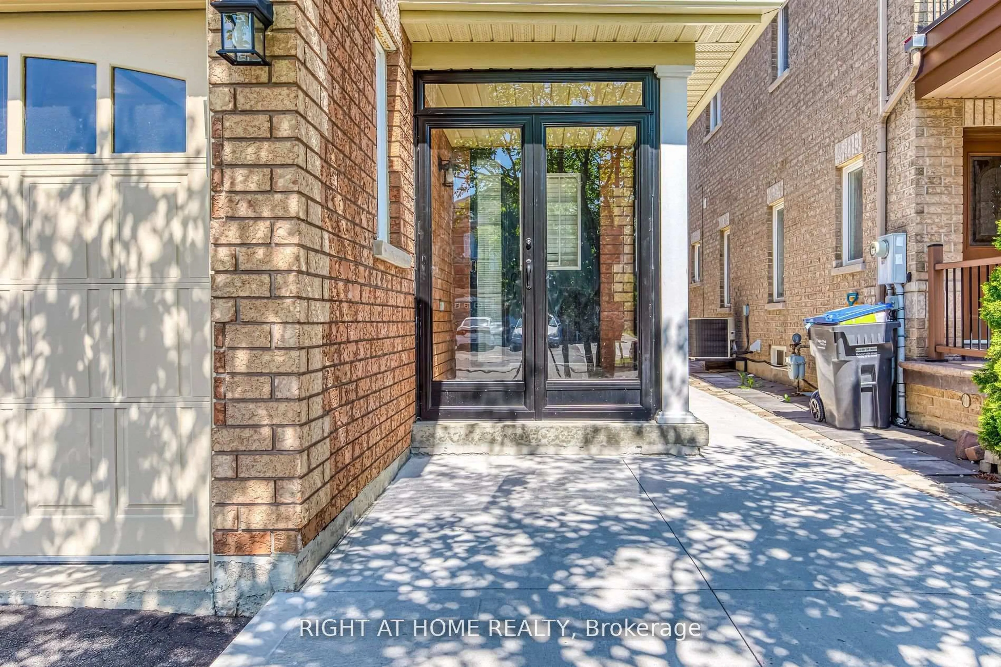 Indoor entryway for 3228 Cabano Cres, Mississauga Ontario L5M 0B9