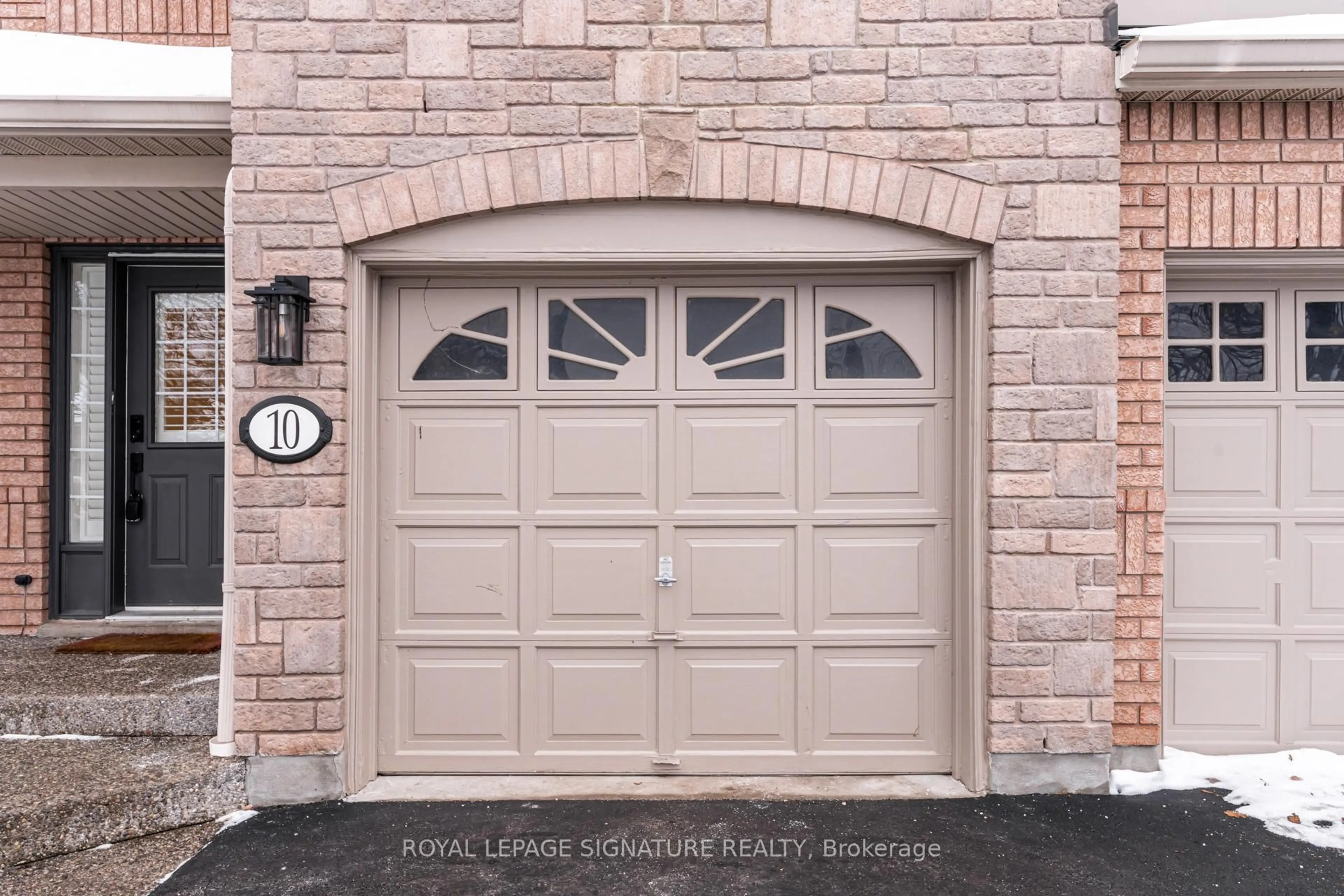 Indoor garage for 1050 Grand Blvd #10, Oakville Ontario L6H 2S5