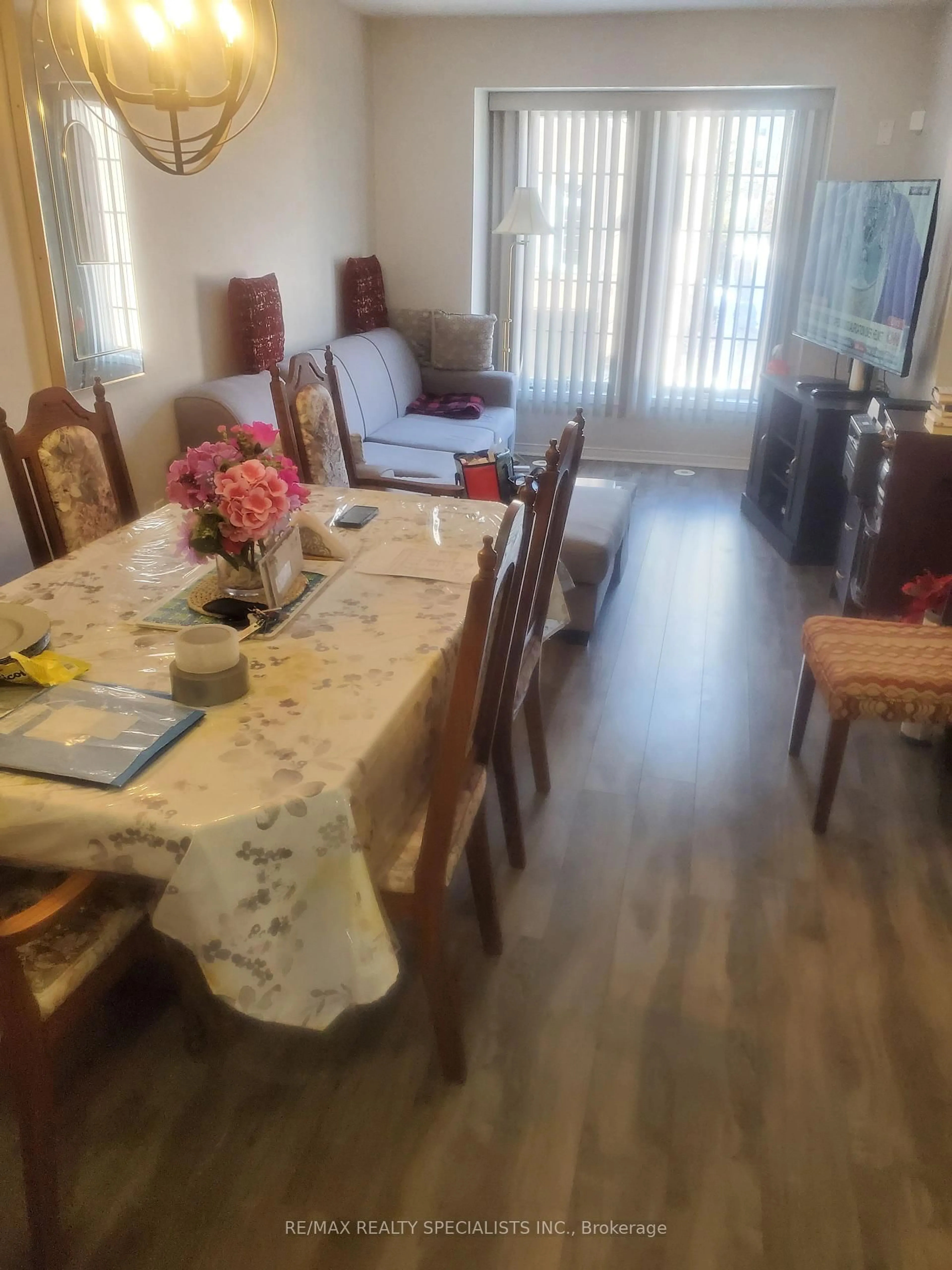 Dining room, wood/laminate floor for 50 Strathaven Dr #62, Mississauga Ontario L5R 4E7