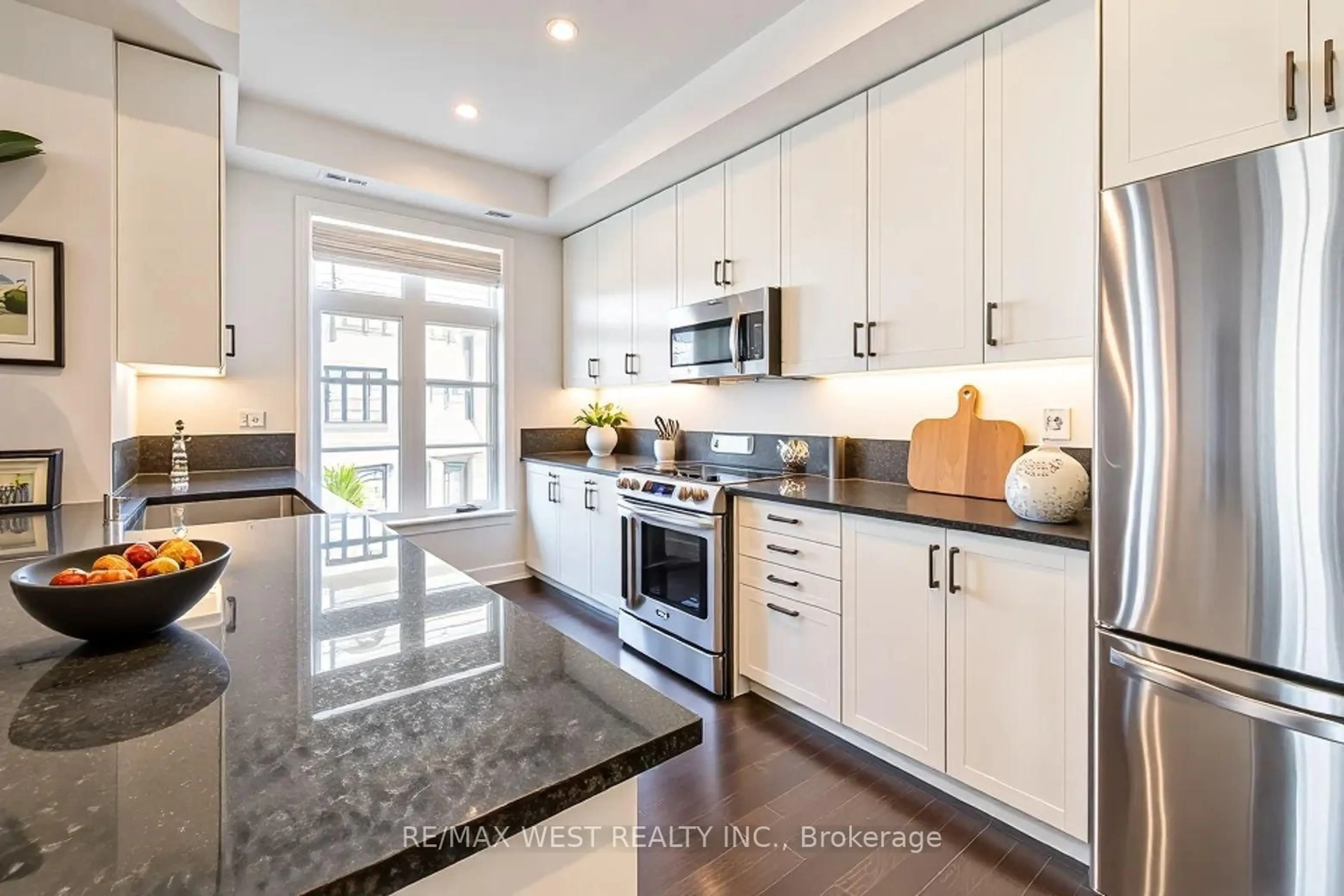 Open concept kitchen, ceramic/tile floor for 150 Joymar Dr #TH94, Mississauga Ontario L5M 2P6