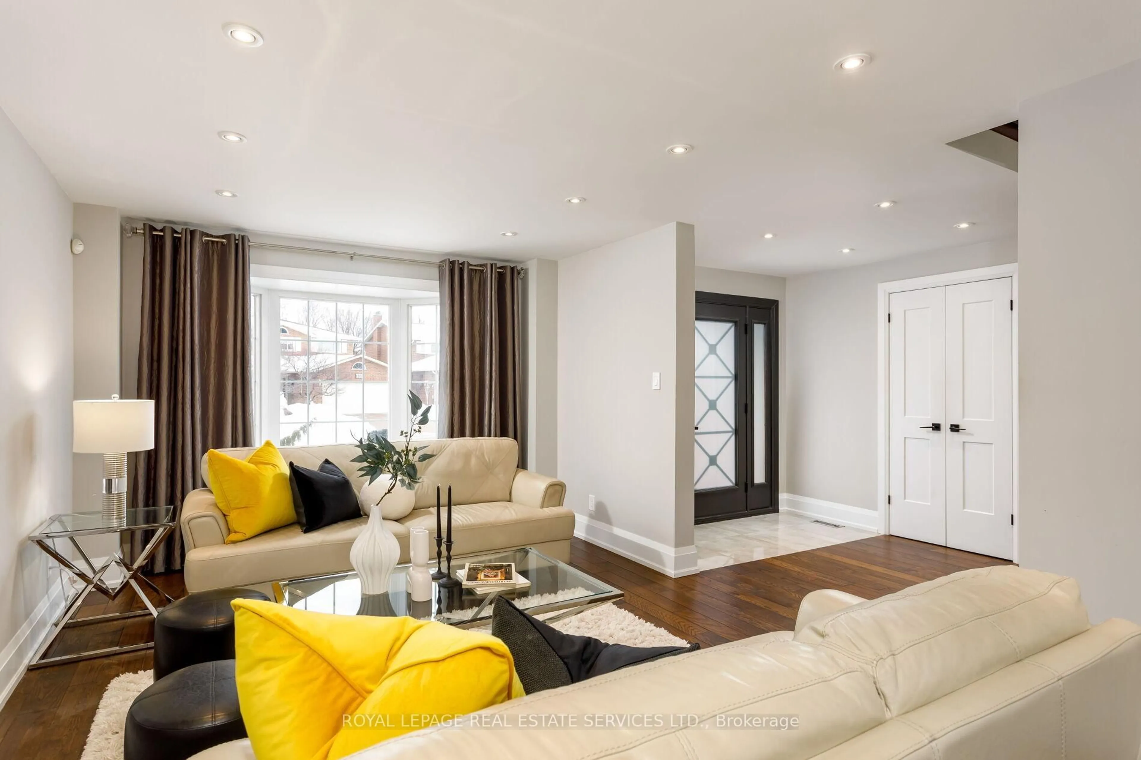 Living room with furniture, unknown for 1286 Gryphon Mews, Mississauga Ontario L4W 3E5