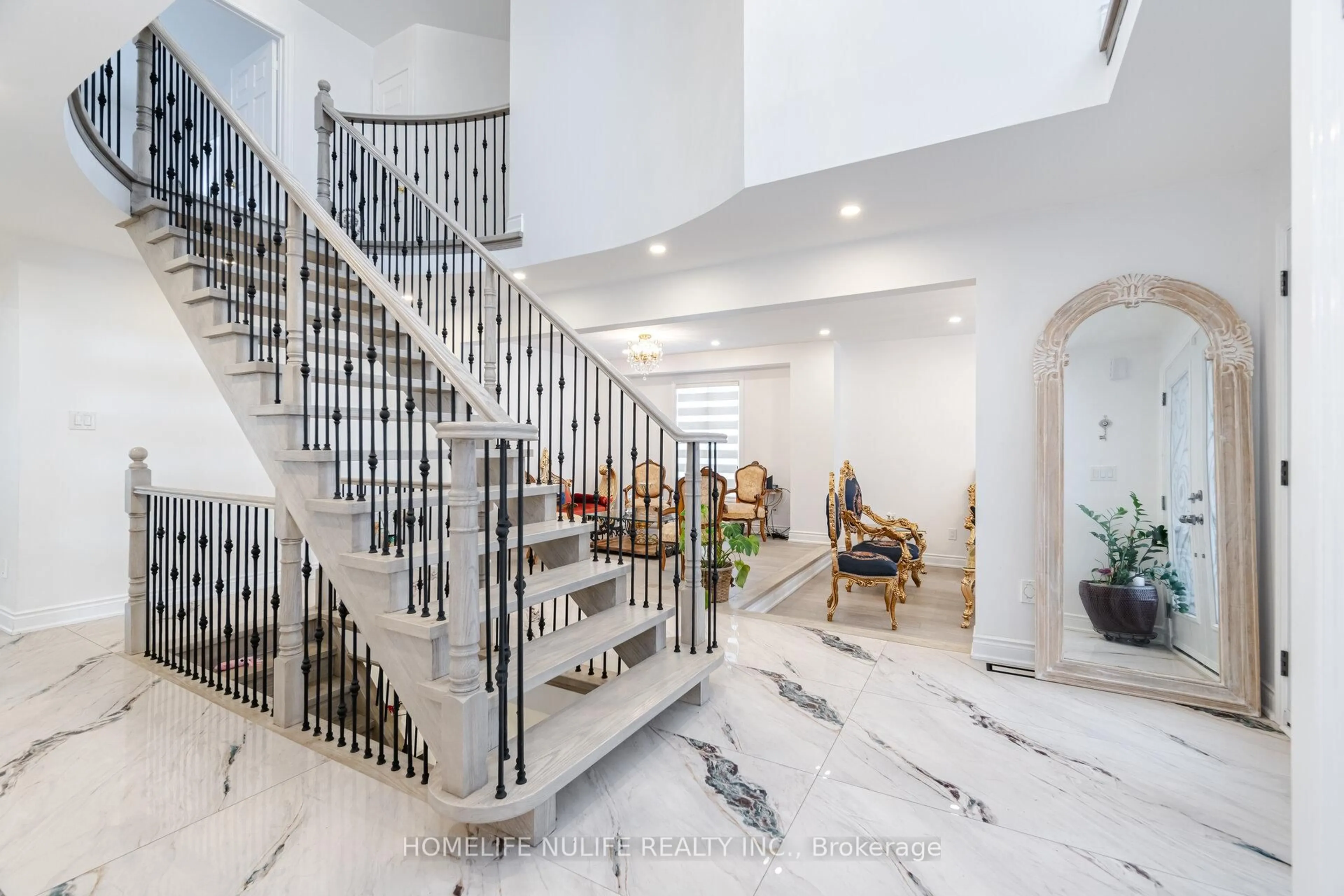Indoor foyer for 6150 Bankhead Crt, Mississauga Ontario L5V 1L9