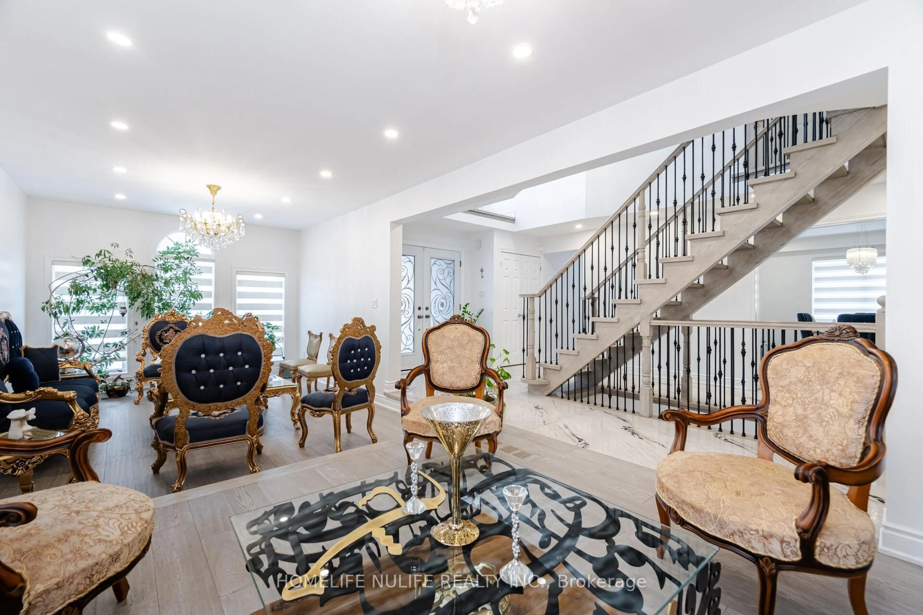 Indoor foyer for 6150 Bankhead Crt, Mississauga Ontario L5V 1L9