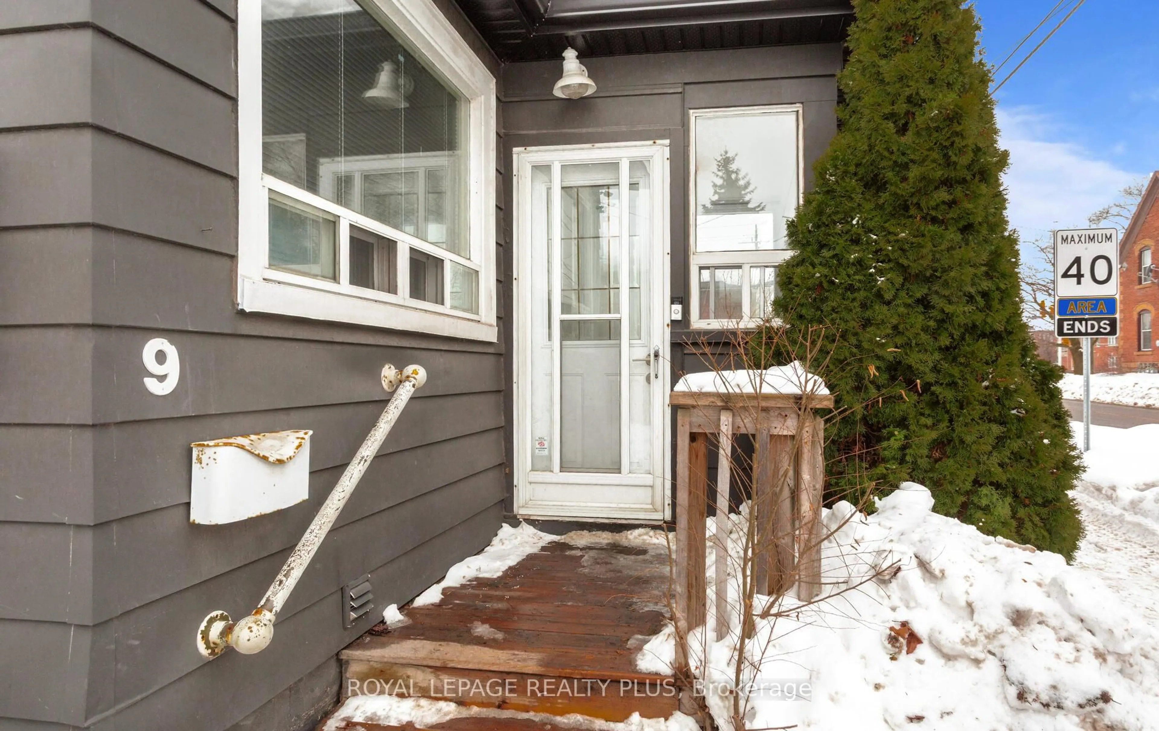 Indoor entryway for 9 Ewing St, Halton Hills Ontario L7G 2P6