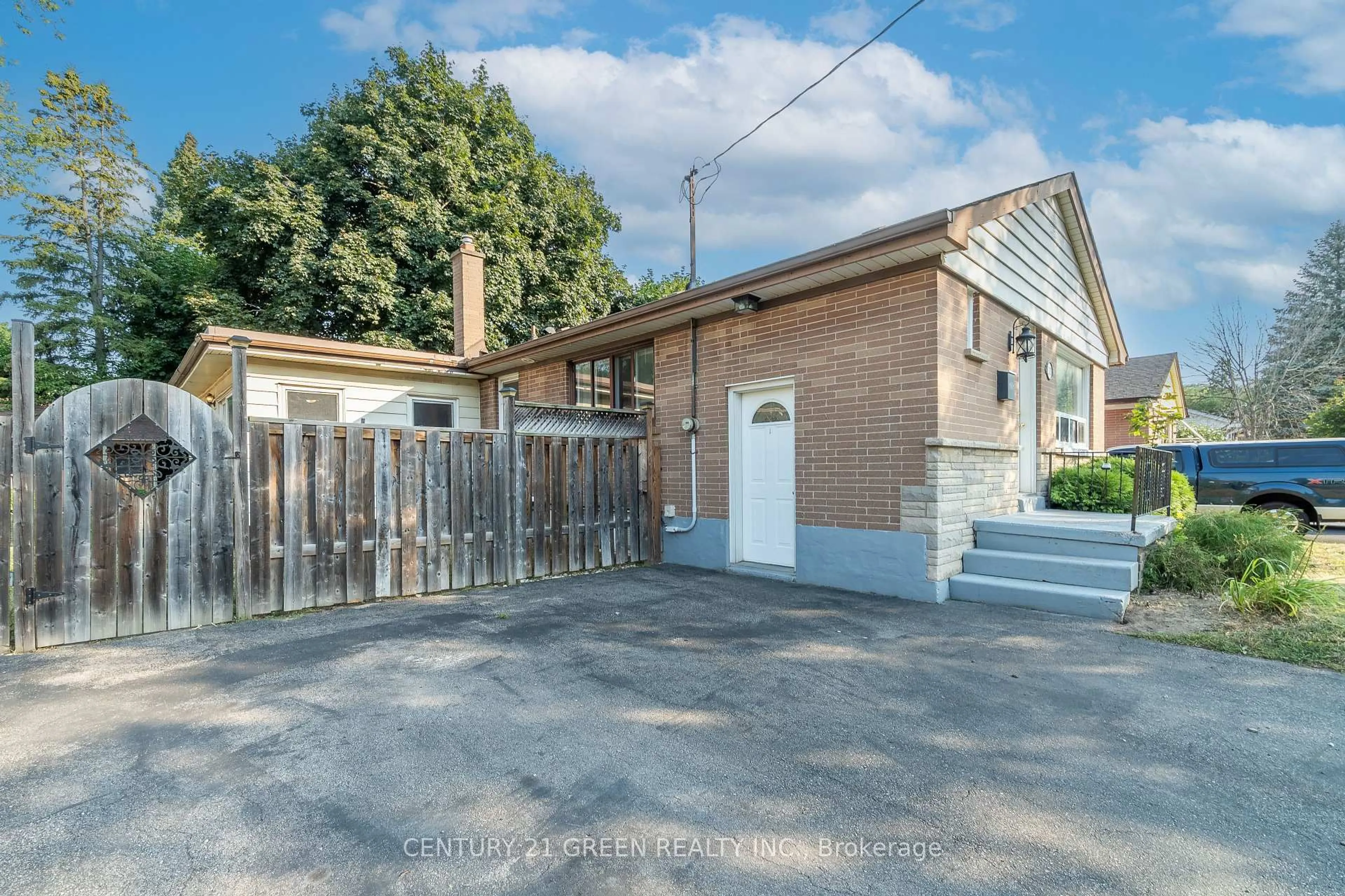 A pic from outside/outdoor area/front of a property/back of a property/a pic from drone, street for 1303 Bunnell Dr, Burlington Ontario L7P 2E2