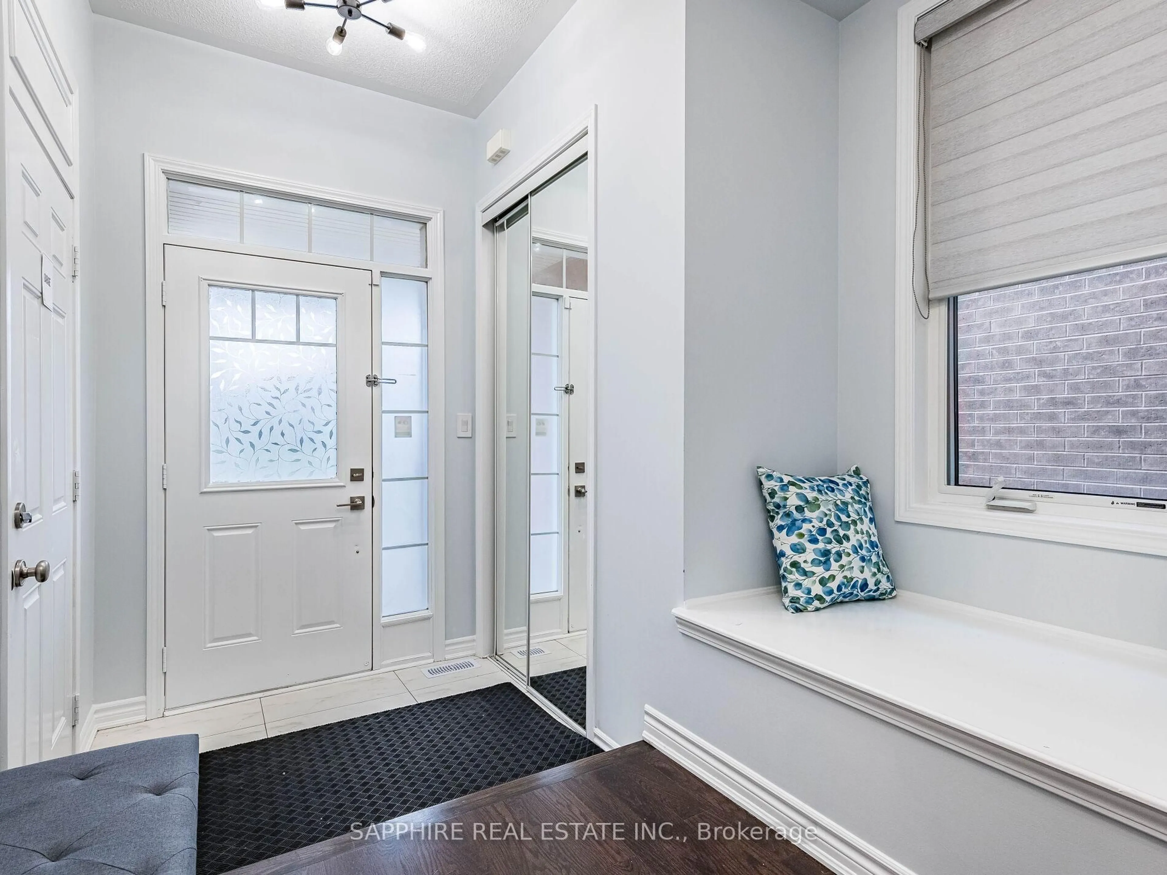 Indoor entryway for 325 Trudeau Dr, Milton Ontario L9T 8Y7