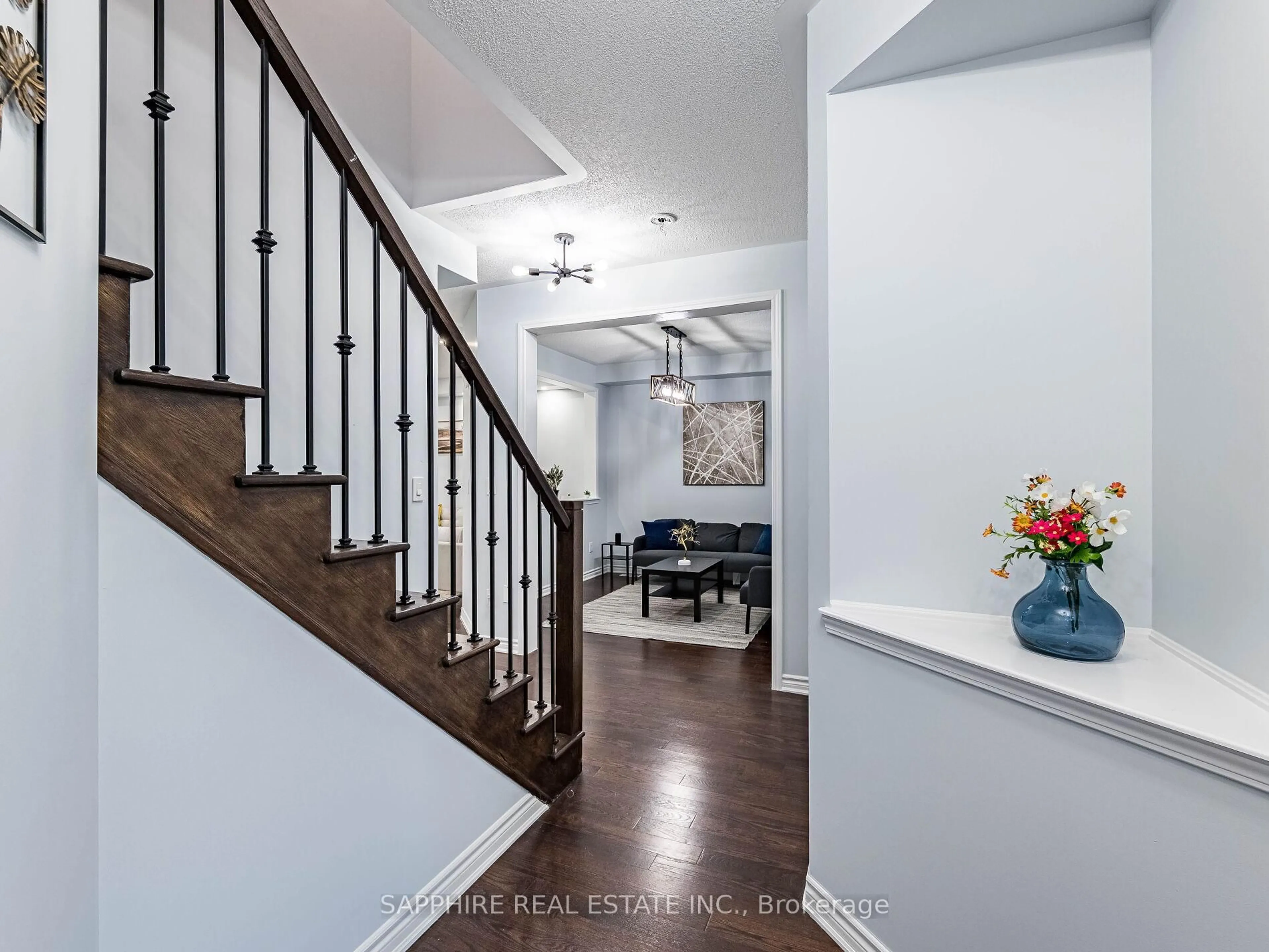 Indoor entryway for 325 Trudeau Dr, Milton Ontario L9T 8Y7
