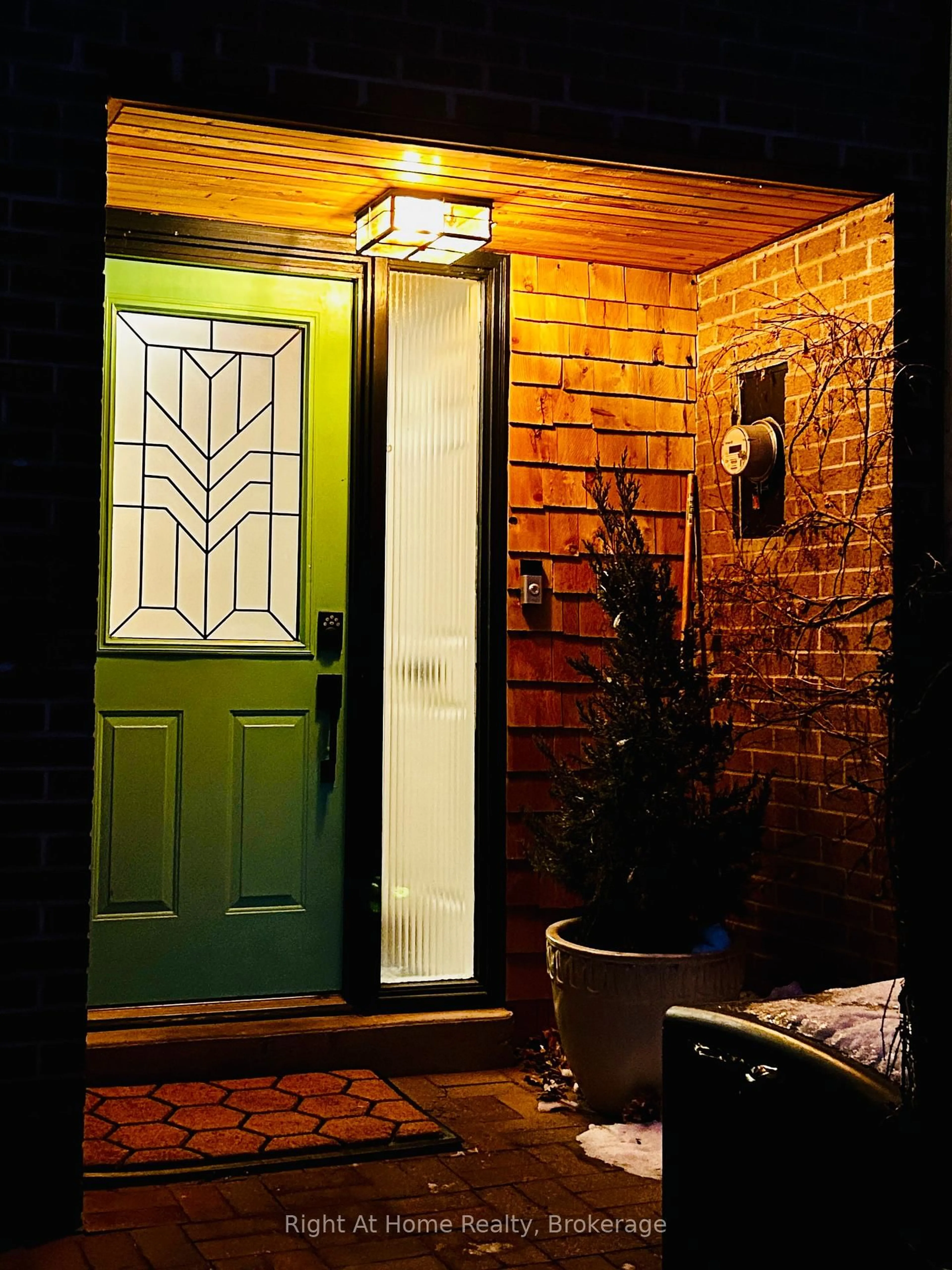 Indoor entryway for 109 Brant St, Oakville Ontario L6K 2Z7