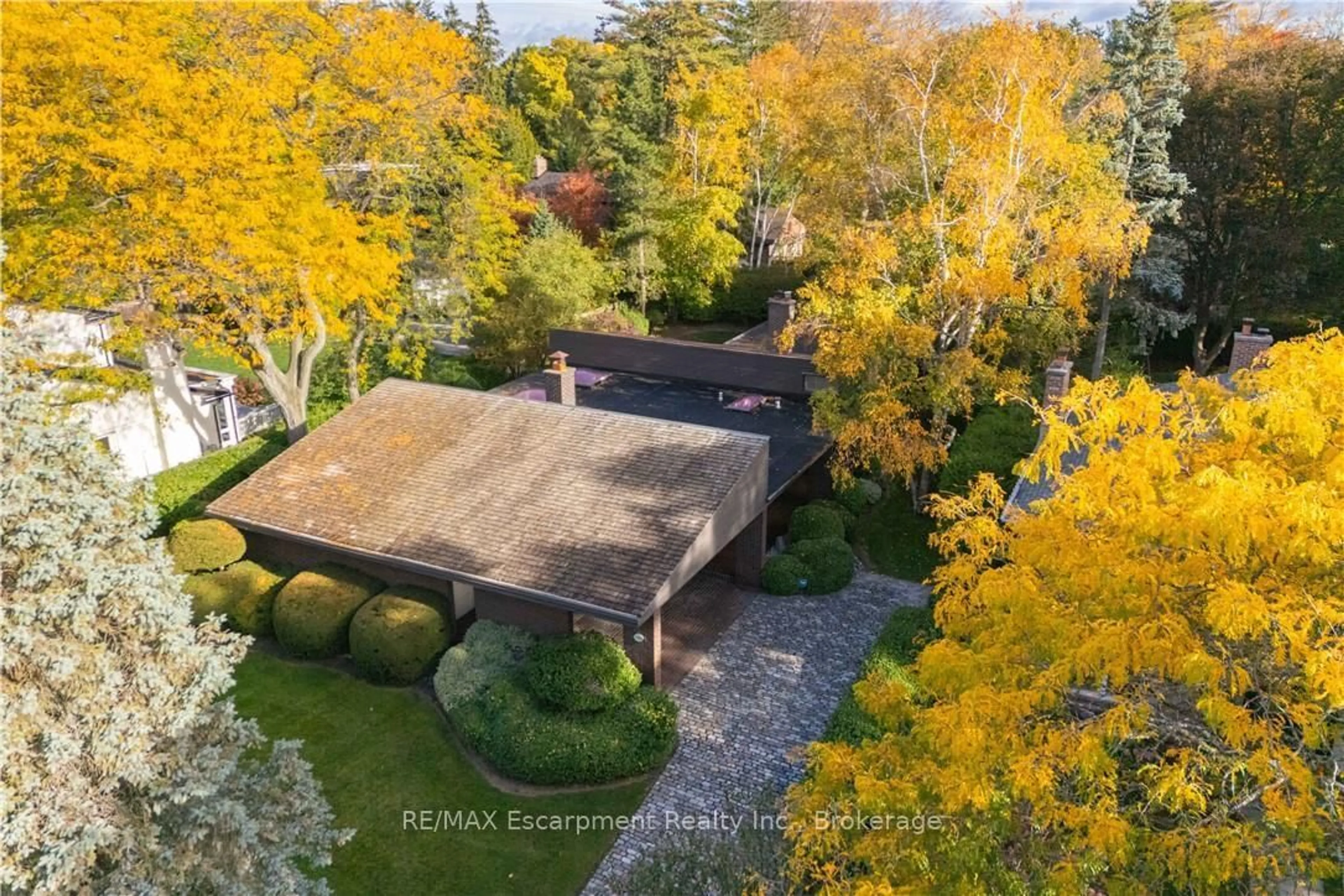 A pic from outside/outdoor area/front of a property/back of a property/a pic from drone, unknown for 1168 Carey Rd, Oakville Ontario L6J 2E4