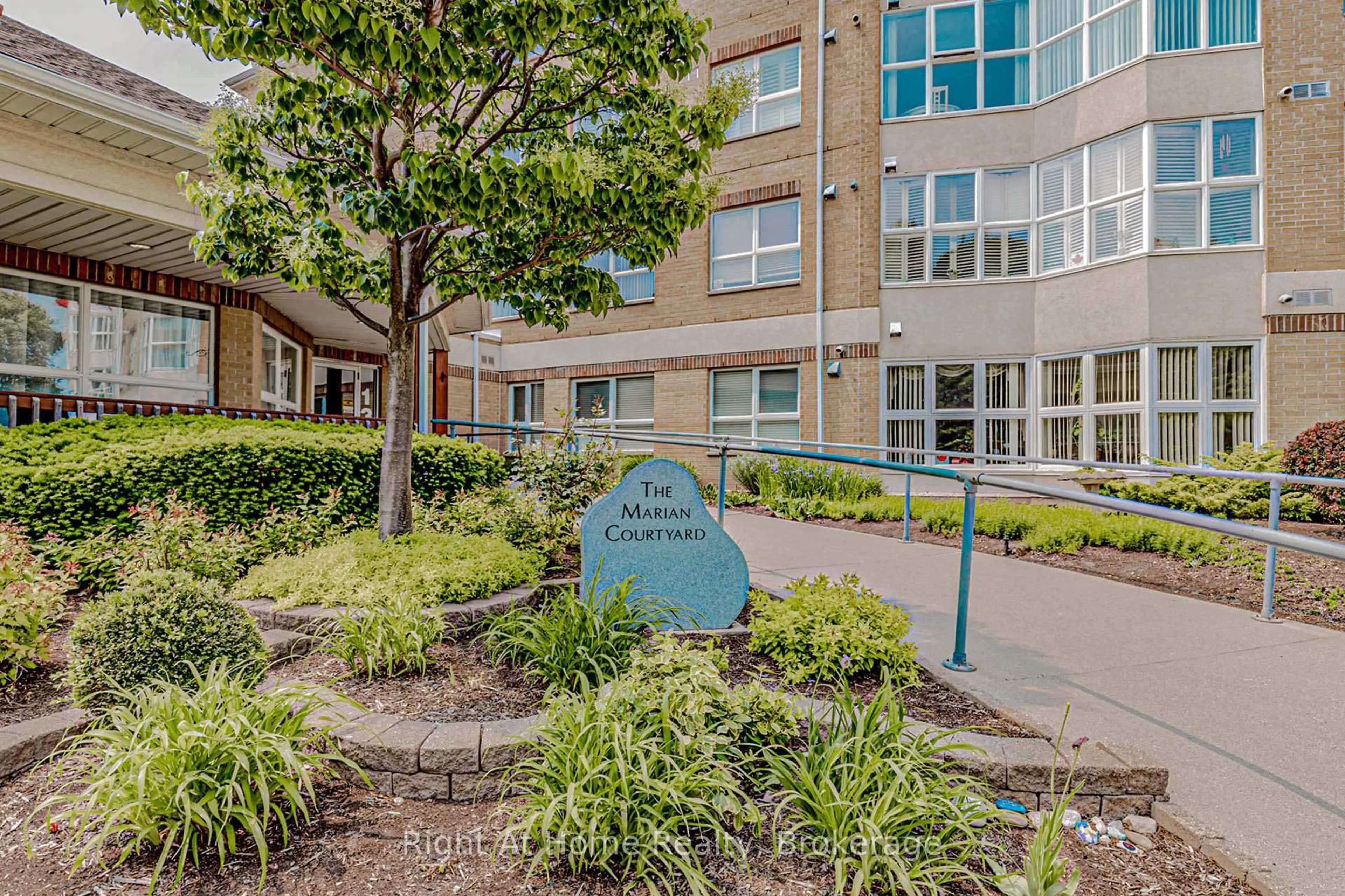 Indoor foyer for 137 Martin St #106, Milton Ontario L9T 5H4