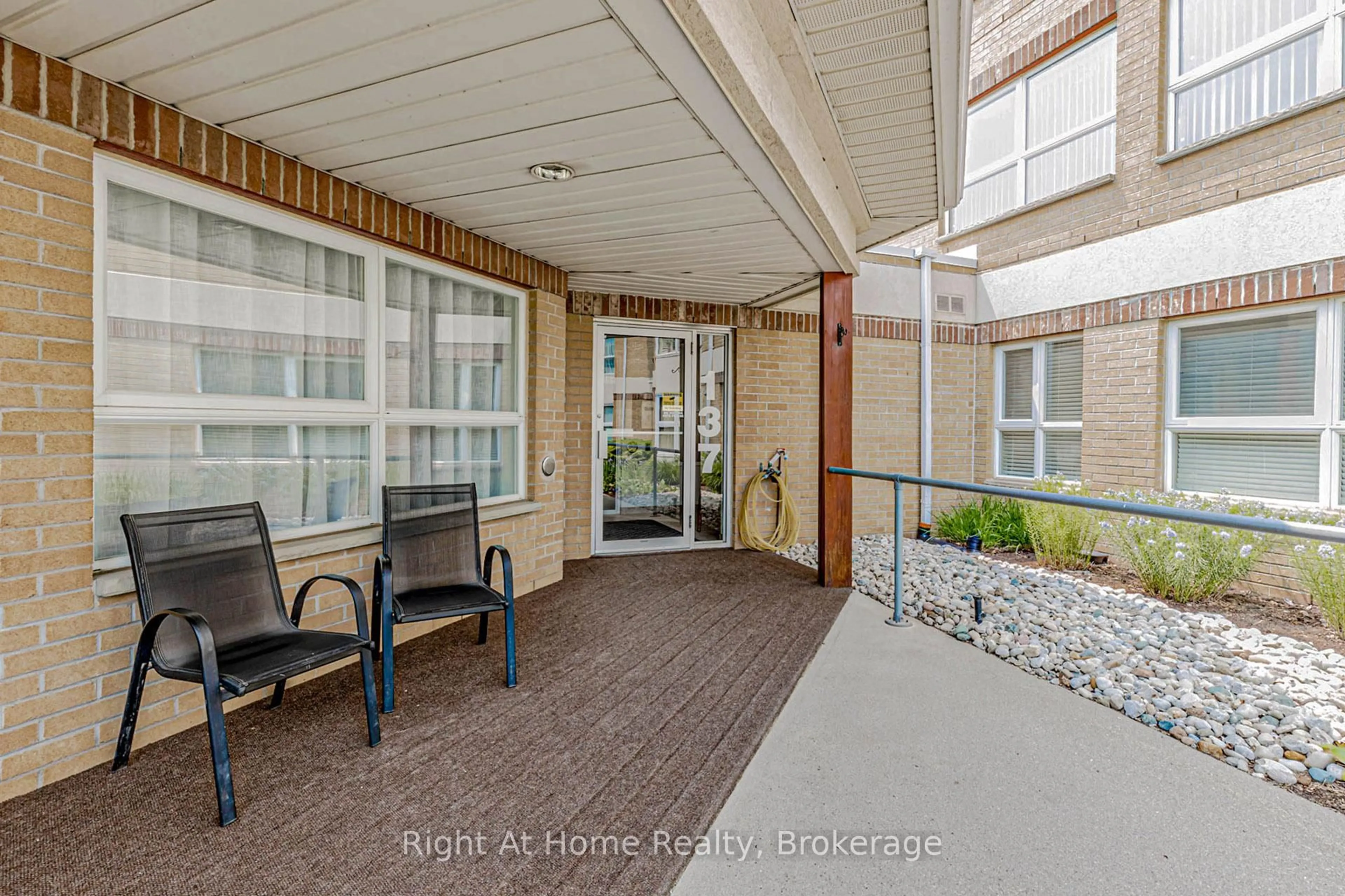 Unknown for 137 Martin St #106, Milton Ontario L9T 5H4