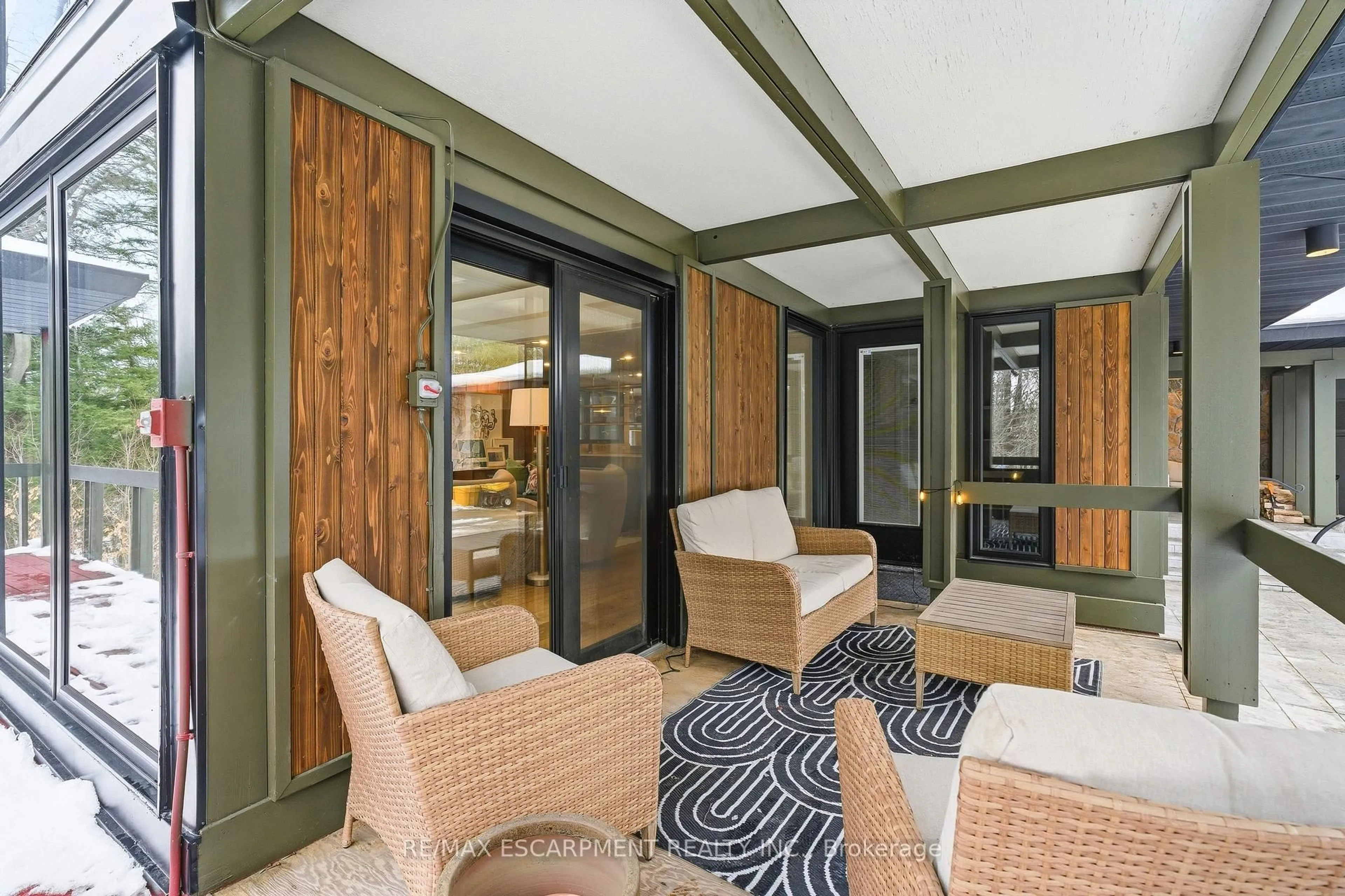 Patio, street for 2510 Britannia Rd, Burlington Ontario L7P 0G3