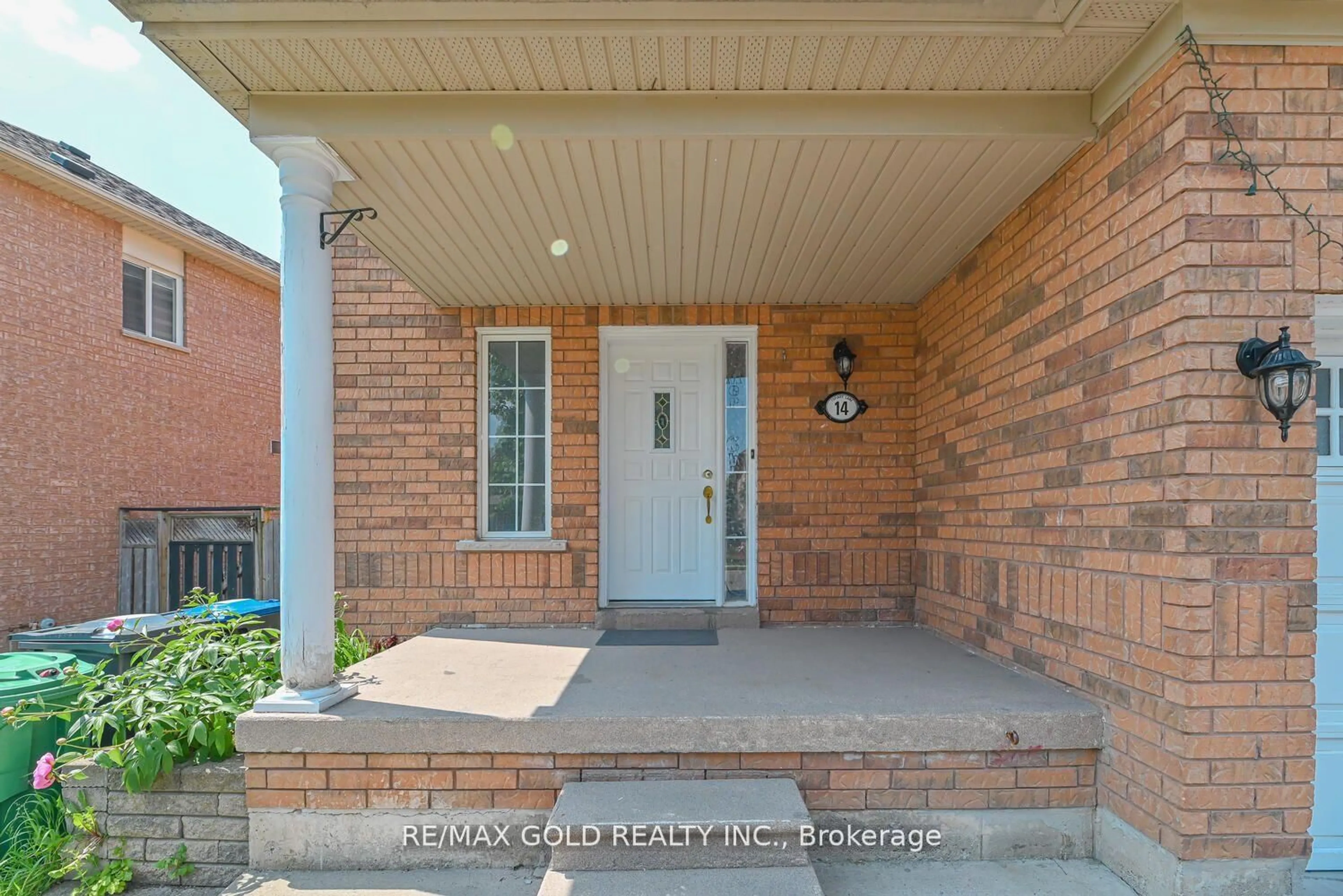Indoor entryway for 14 Topiary Lane, Brampton Ontario L7A 2K6