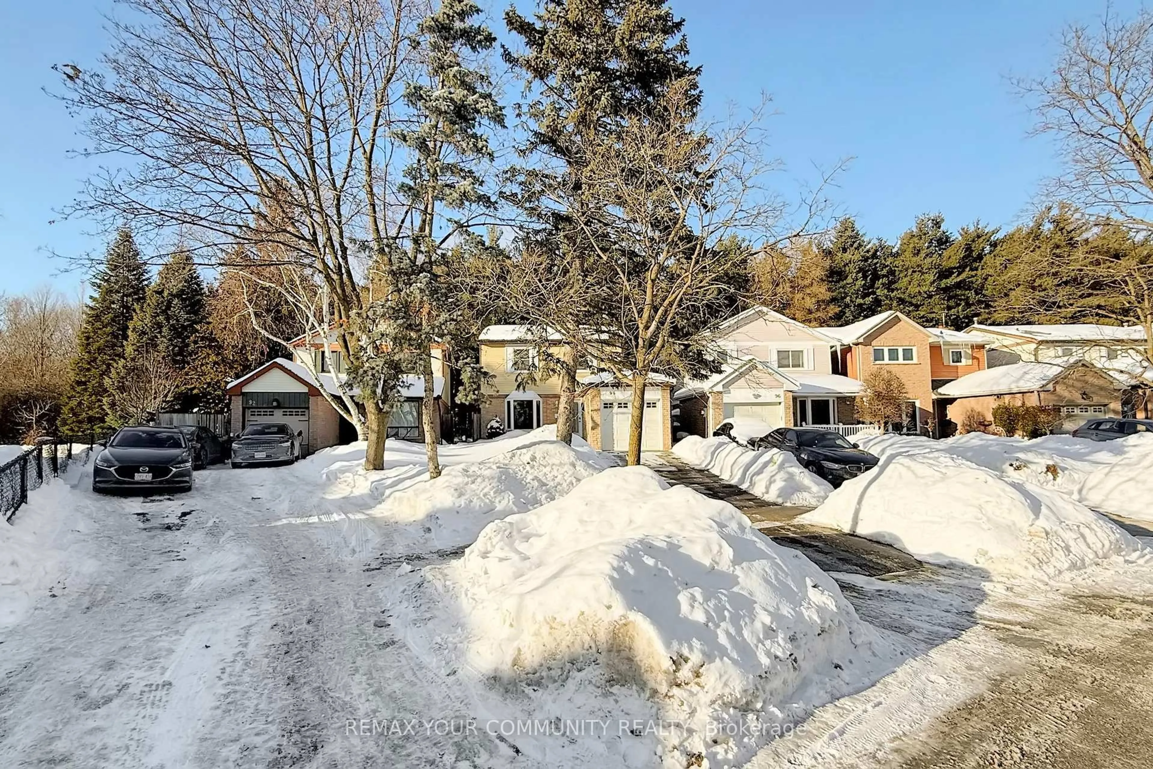 A pic from outside/outdoor area/front of a property/back of a property/a pic from drone, street for 94 Rawling Cres, Brampton Ontario L6Z 1N8