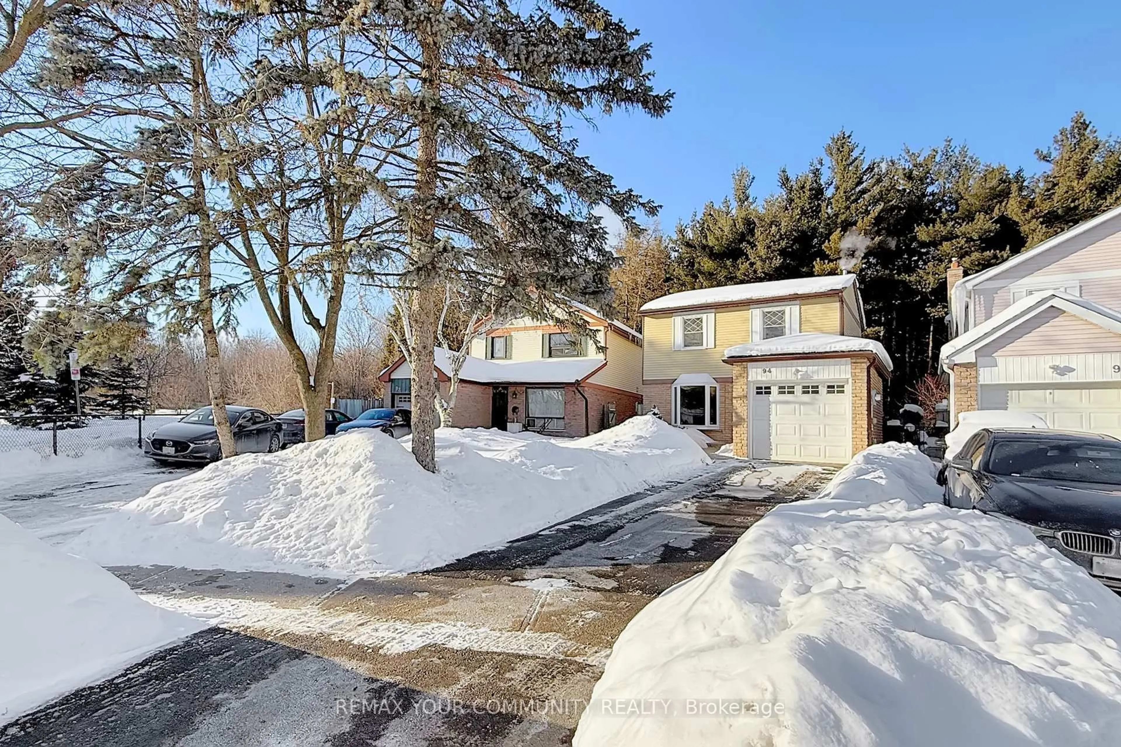 A pic from outside/outdoor area/front of a property/back of a property/a pic from drone, street for 94 Rawling Cres, Brampton Ontario L6Z 1N8