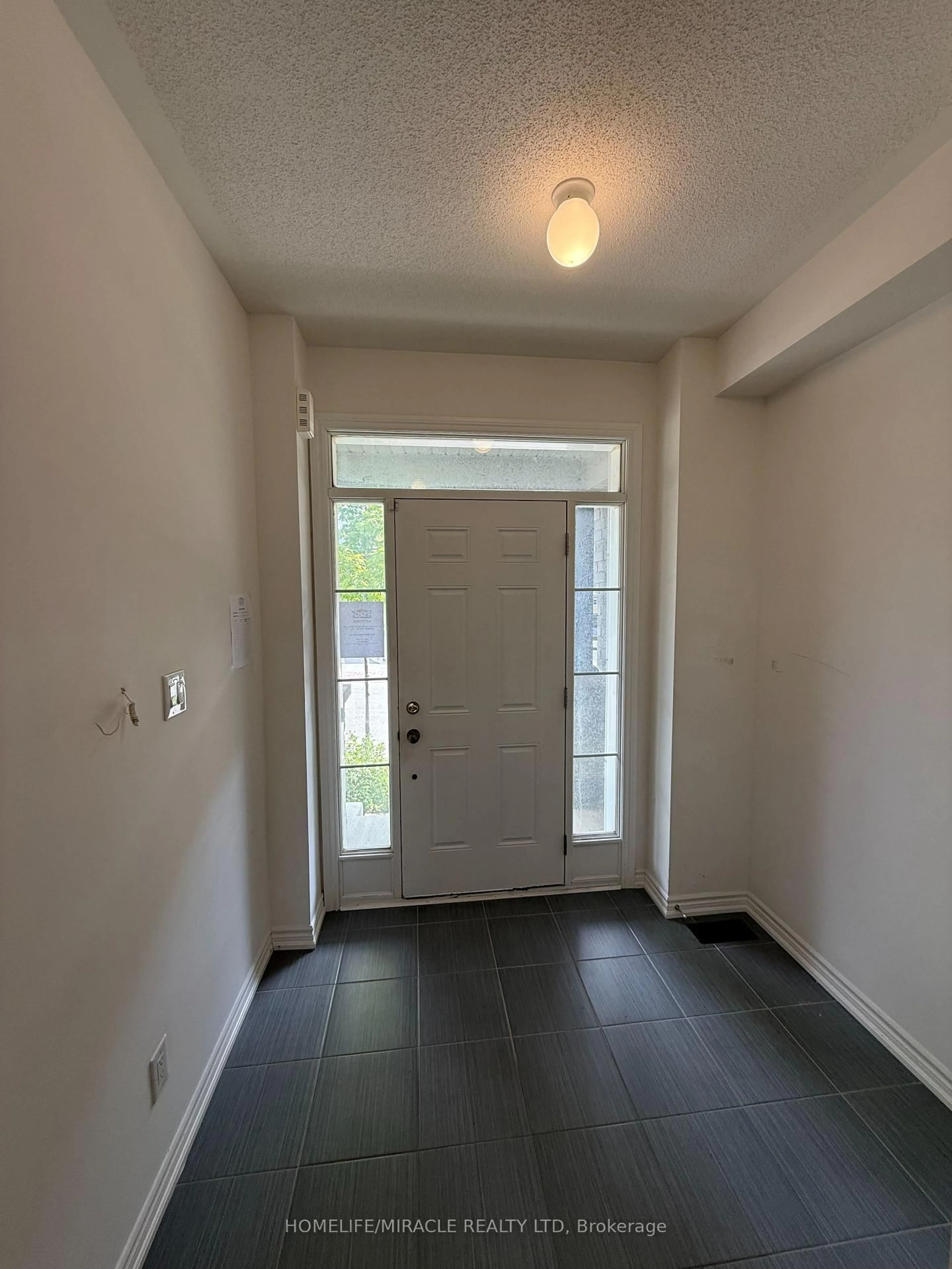 Indoor entryway for 8 Pomarine Way, Brampton Ontario L6X 0E4