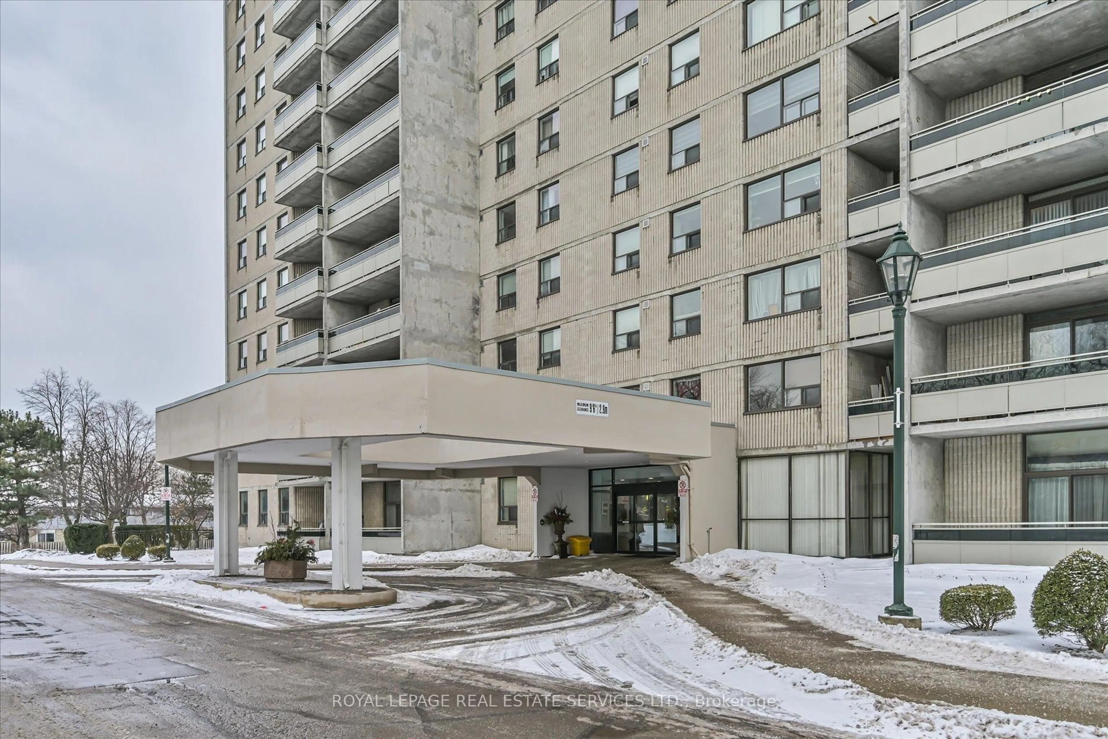 Indoor foyer for 355 Rathburn Rd #801, Mississauga Ontario L4Z 1H4