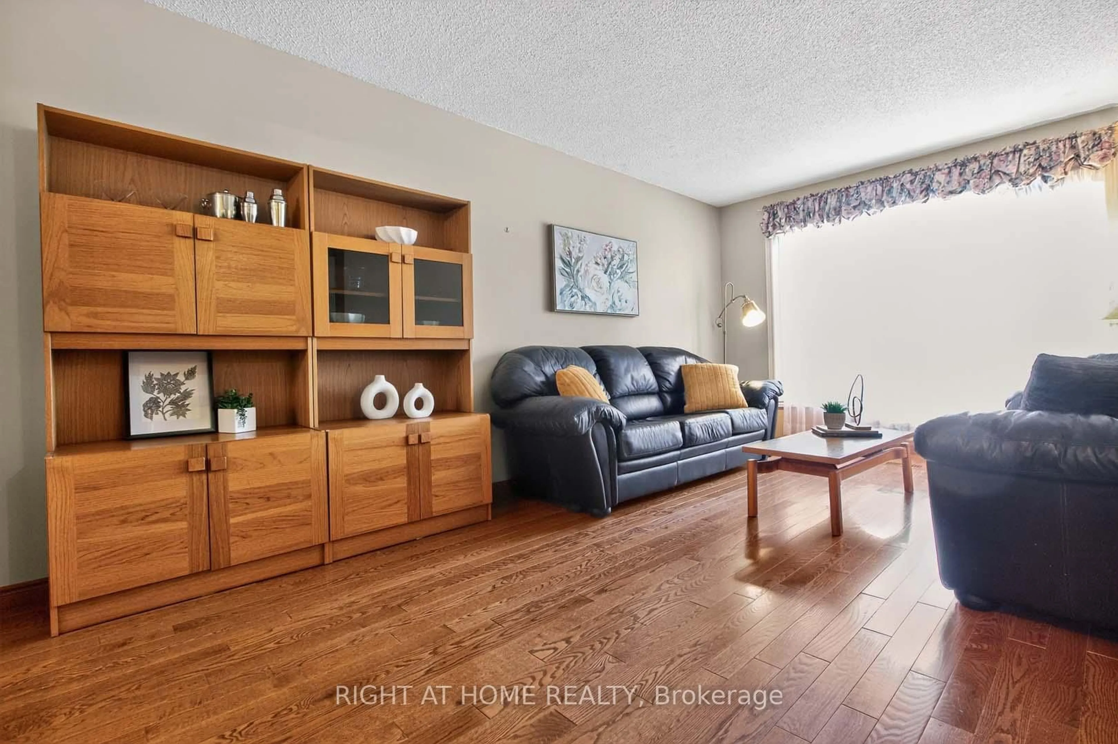 Living room with furniture, wood/laminate floor for 4433 Sedgefield Rd, Mississauga Ontario L5M 3B6