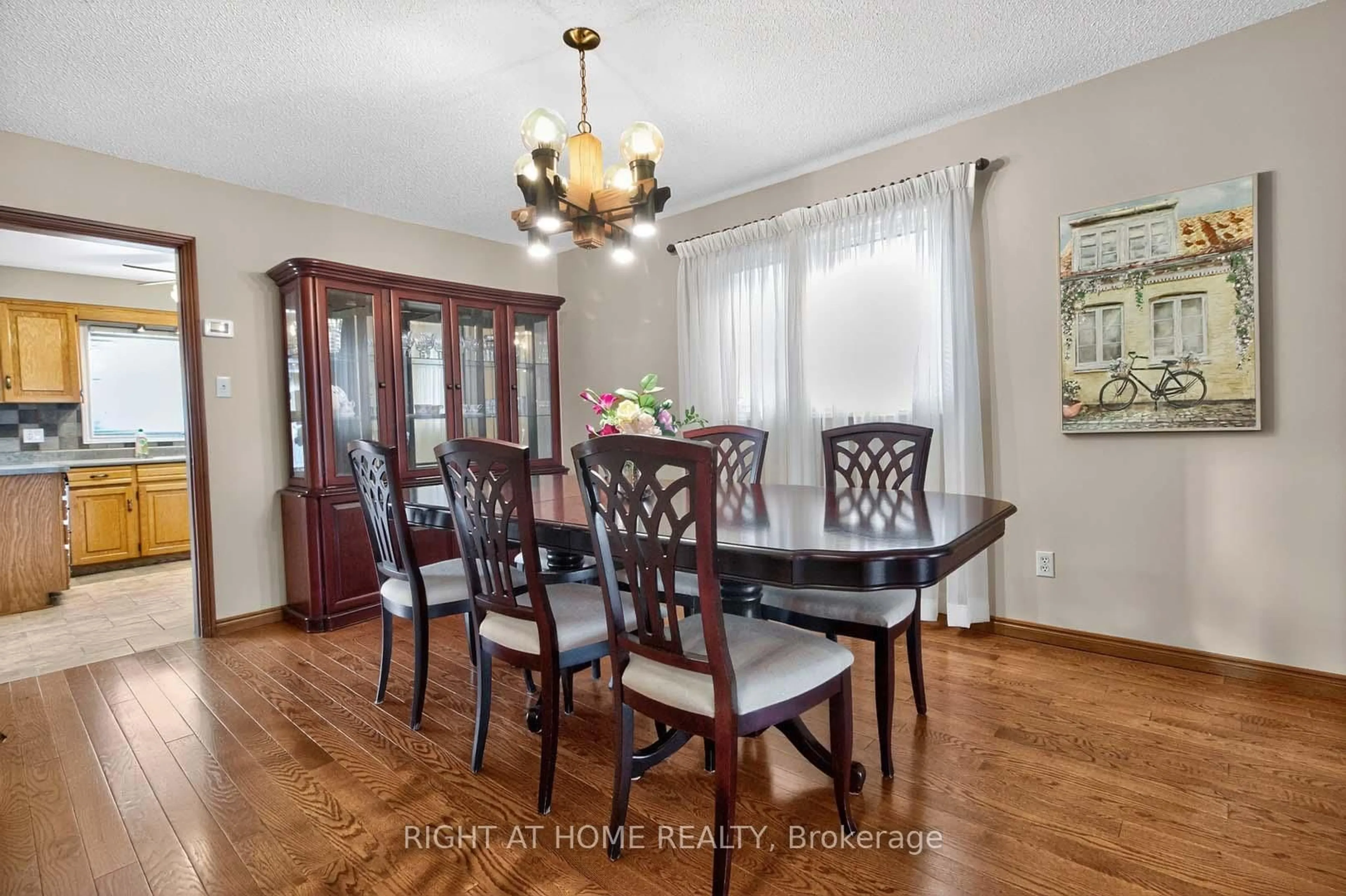 Dining room, wood/laminate floor for 4433 Sedgefield Rd, Mississauga Ontario L5M 3B6