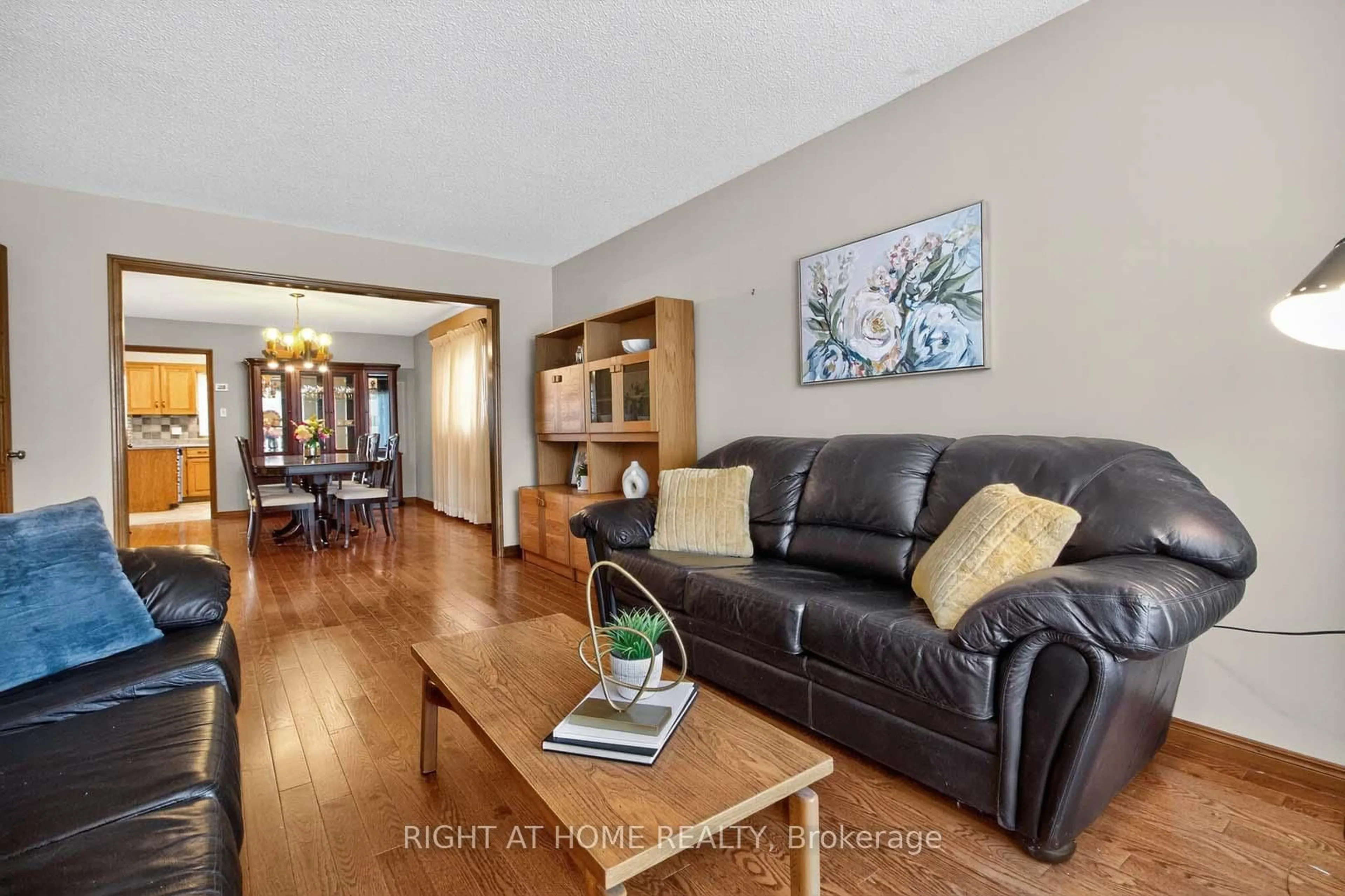 Living room with furniture, wood/laminate floor for 4433 Sedgefield Rd, Mississauga Ontario L5M 3B6