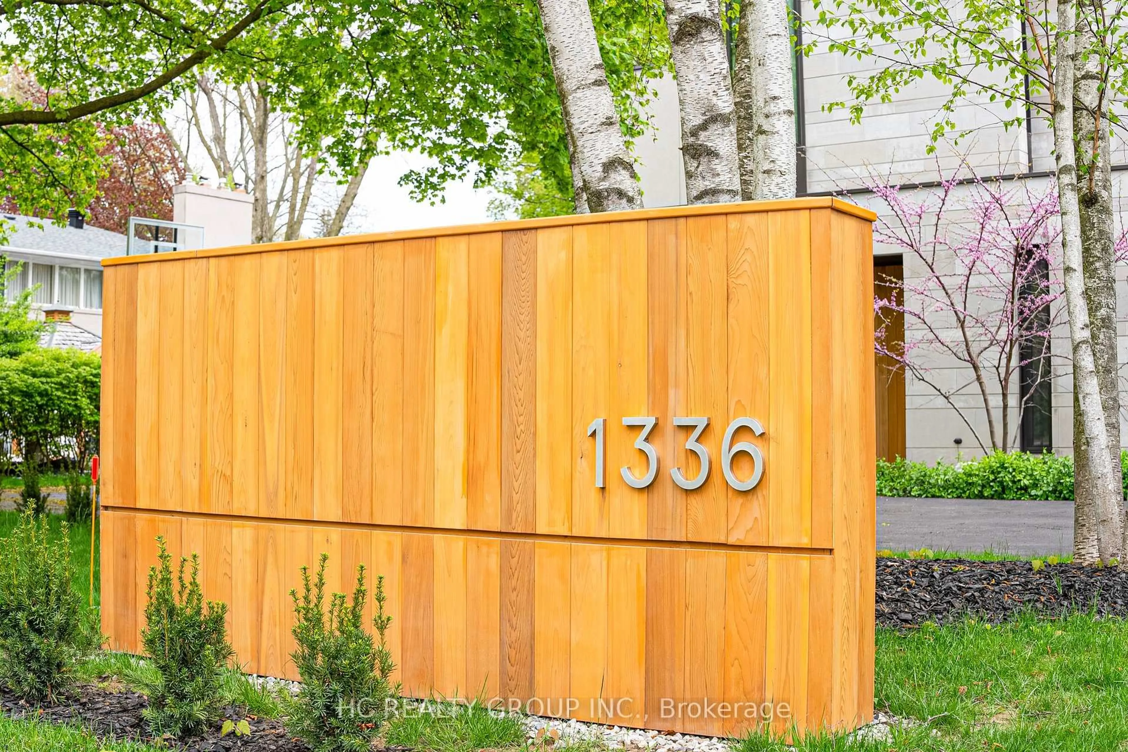 Indoor entryway for 1336 Hillhurst Rd, Oakville Ontario L6J 1X5