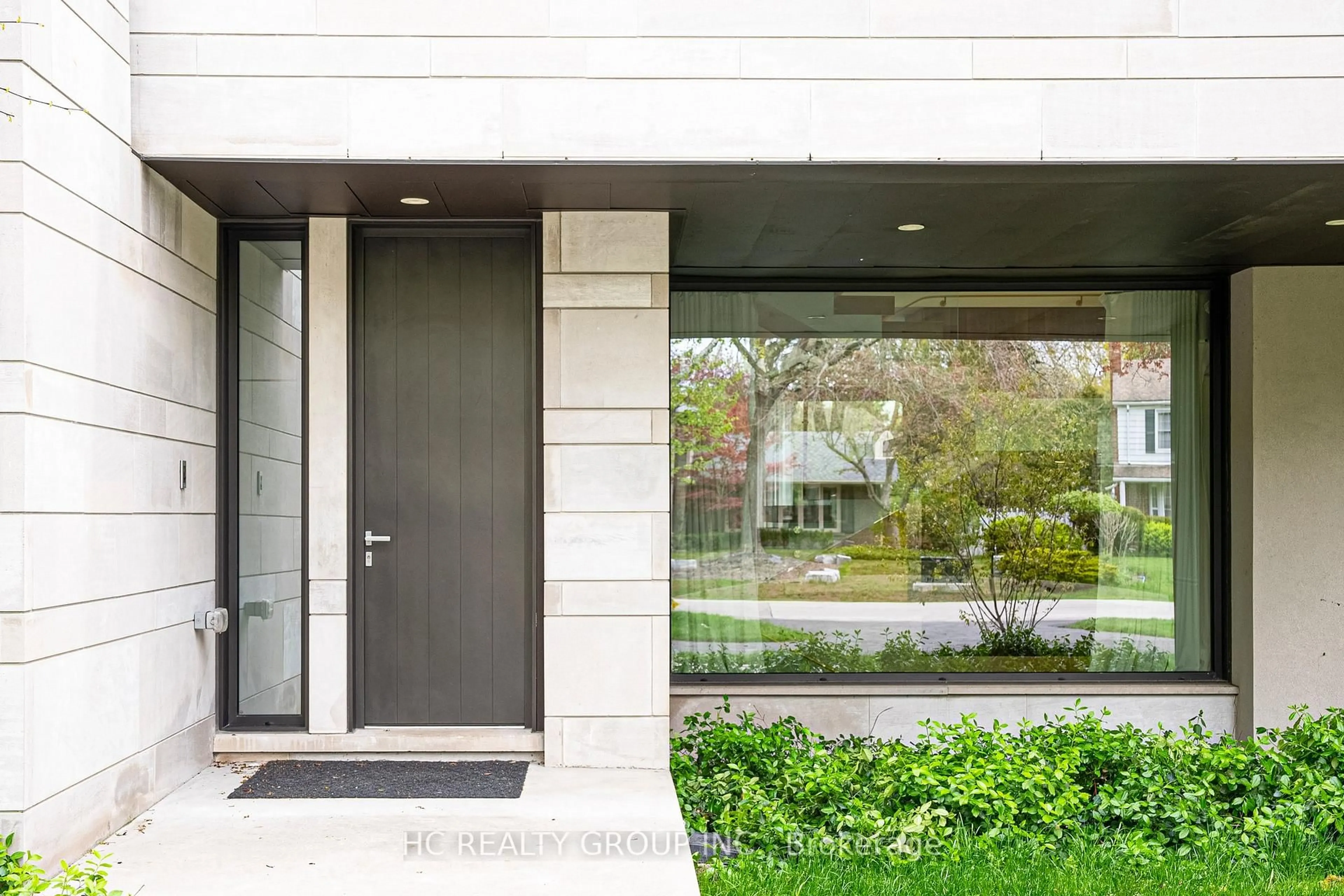 Indoor entryway for 1336 Hillhurst Rd, Oakville Ontario L6J 1X5