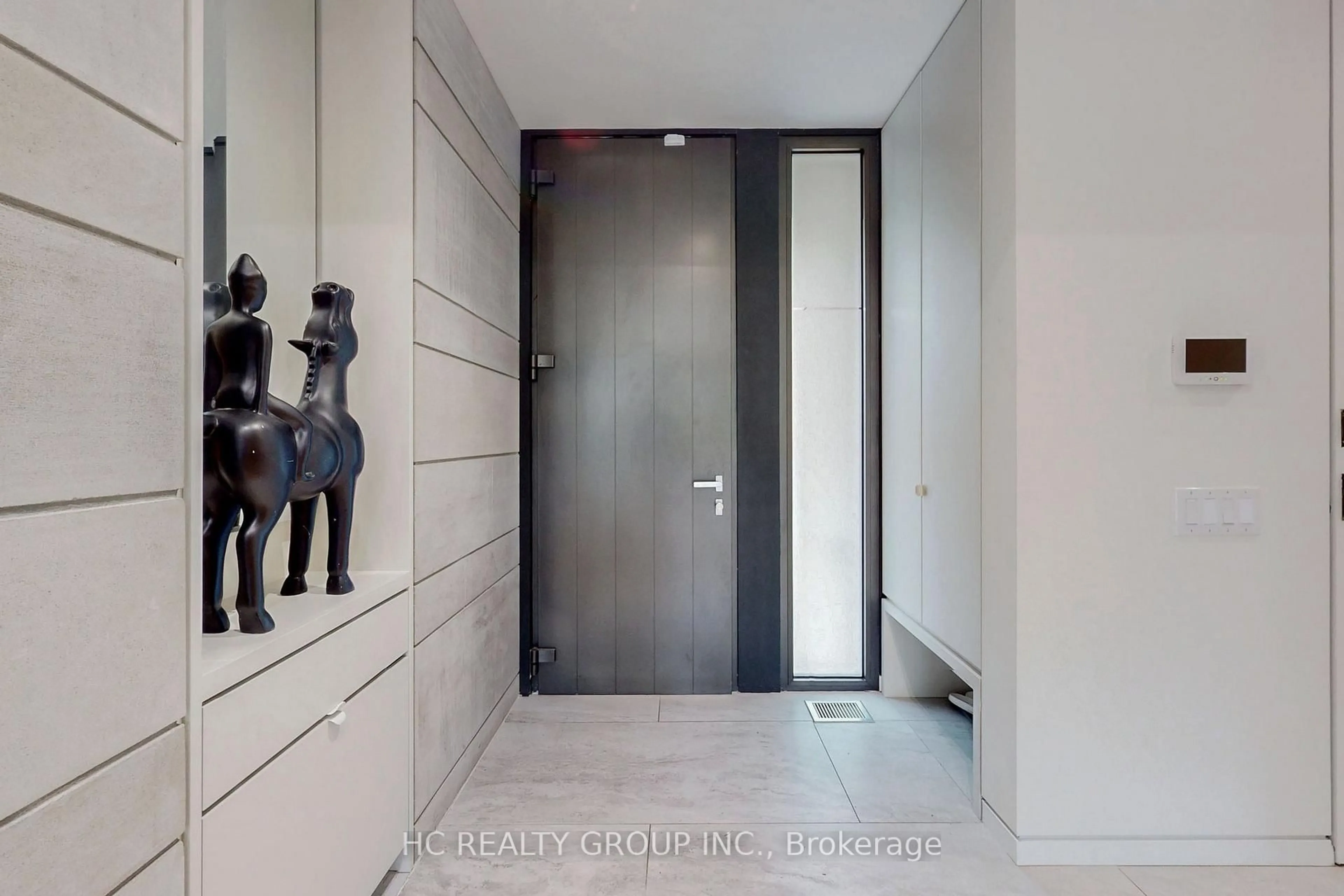 Indoor entryway for 1336 Hillhurst Rd, Oakville Ontario L6J 1X5