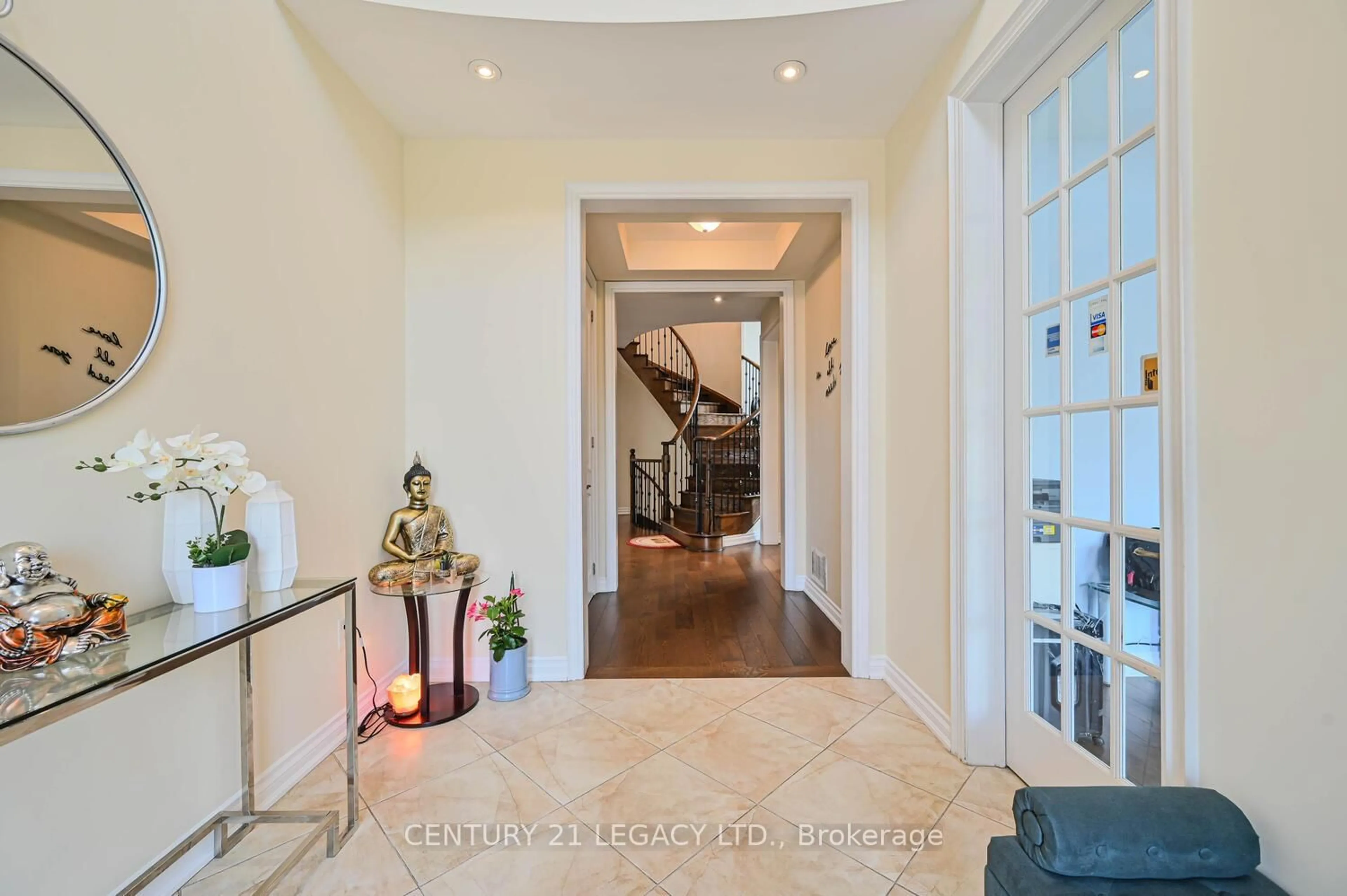 Indoor entryway for 34 Cannington Cres, Brampton Ontario L6X 2Y5