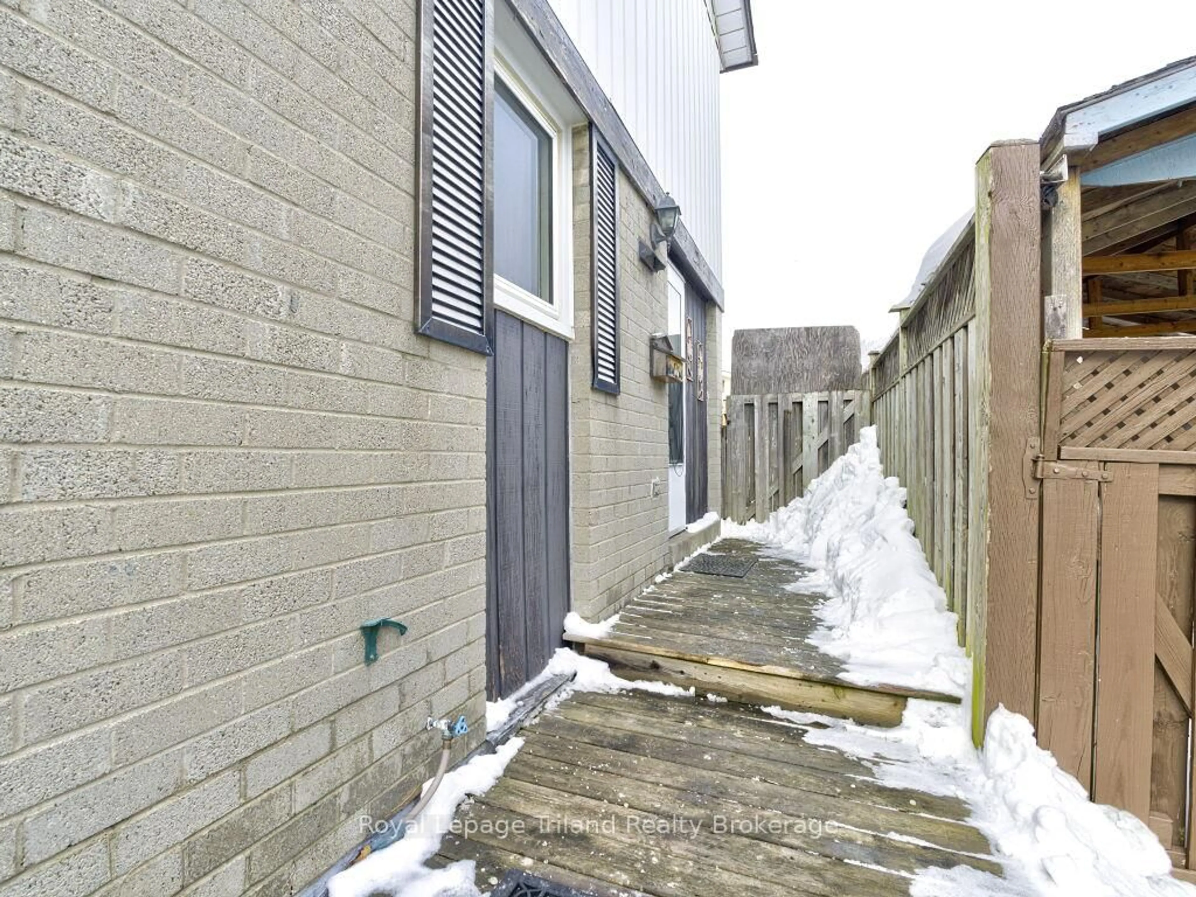 Unknown for 8 Hazelglen Crt, Brampton Ontario L6S 1N7