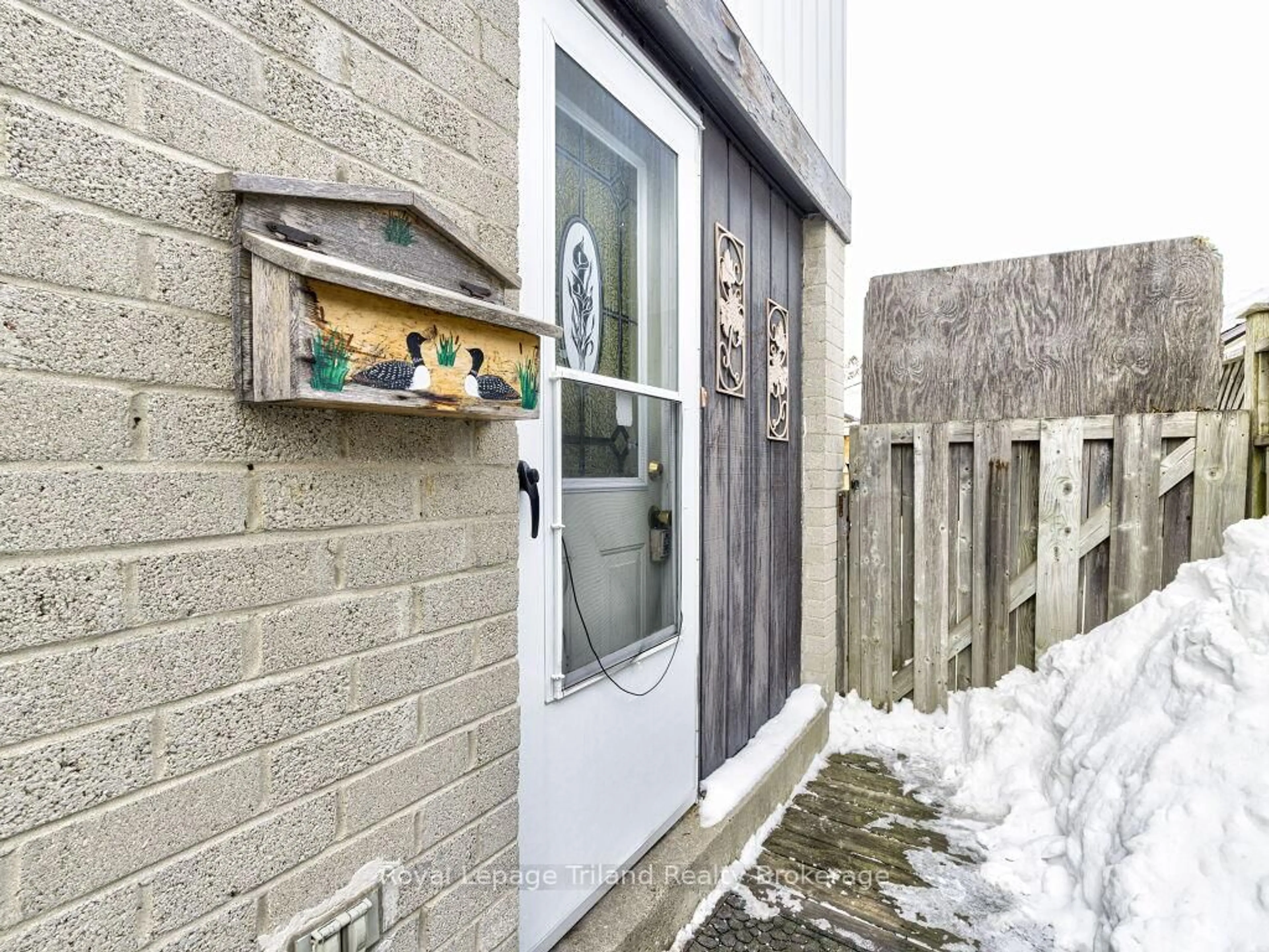 Indoor entryway for 8 Hazelglen Crt, Brampton Ontario L6S 1N7