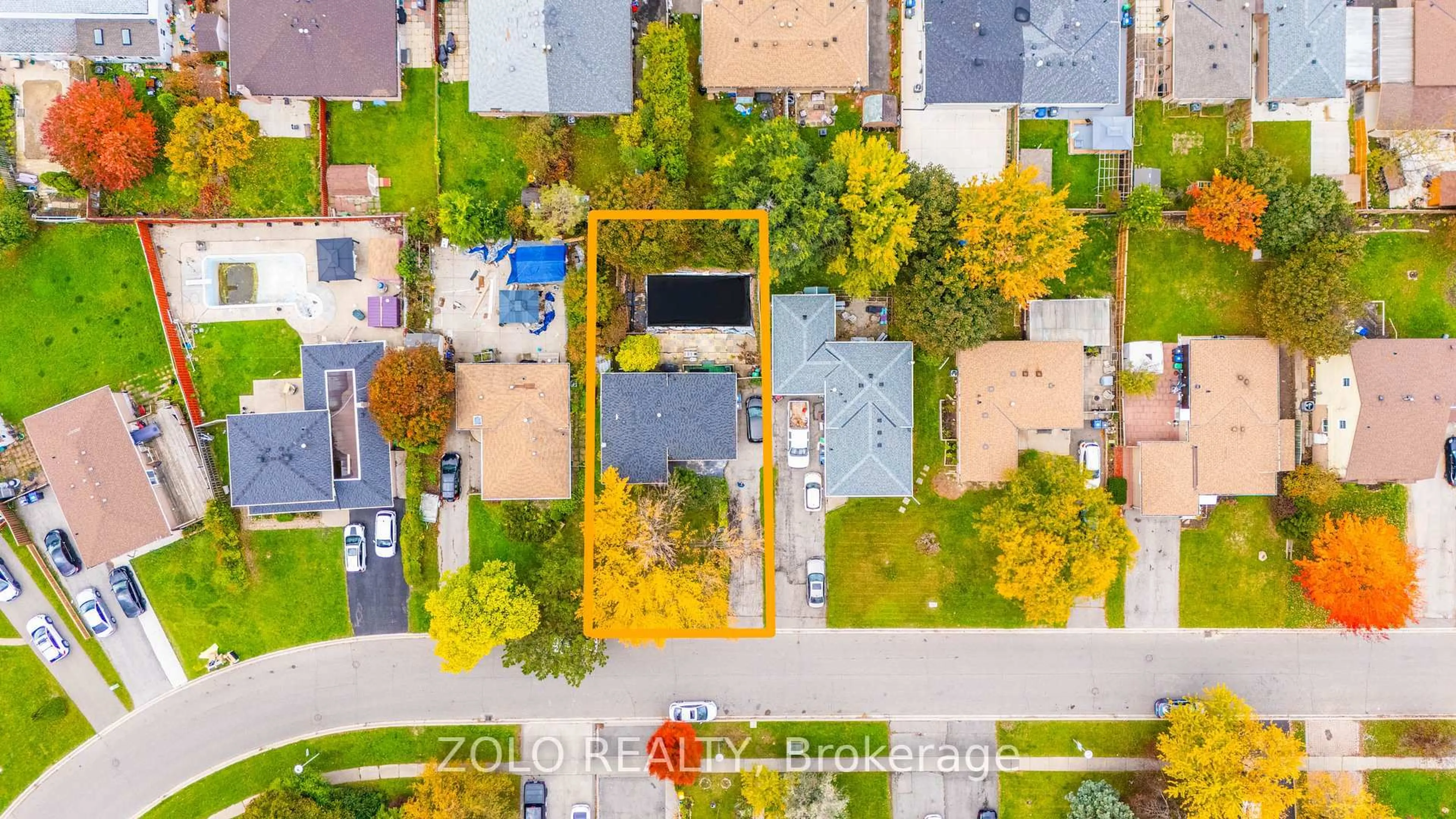 A pic from outside/outdoor area/front of a property/back of a property/a pic from drone, street for 129 FOLKSTONE Cres, Brampton Ontario L6T 3M6