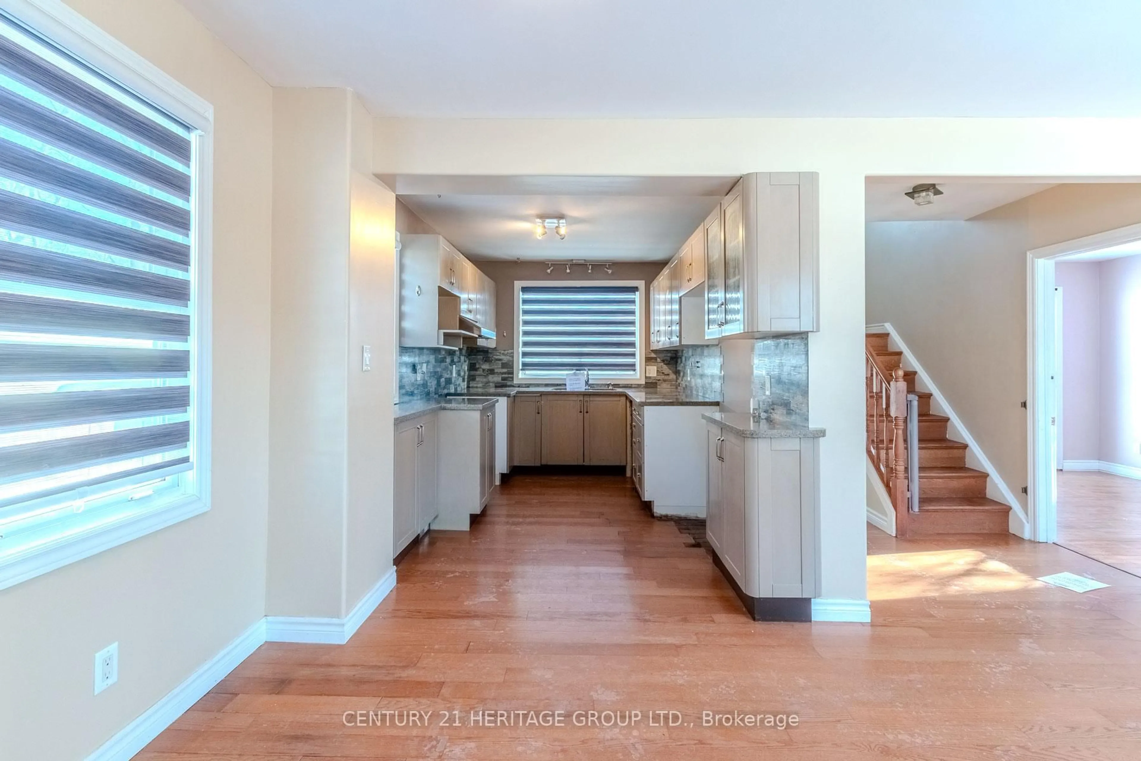 Open concept kitchen, ceramic/tile floor for 2232 Queensway Dr, Burlington Ontario L7R 3T1