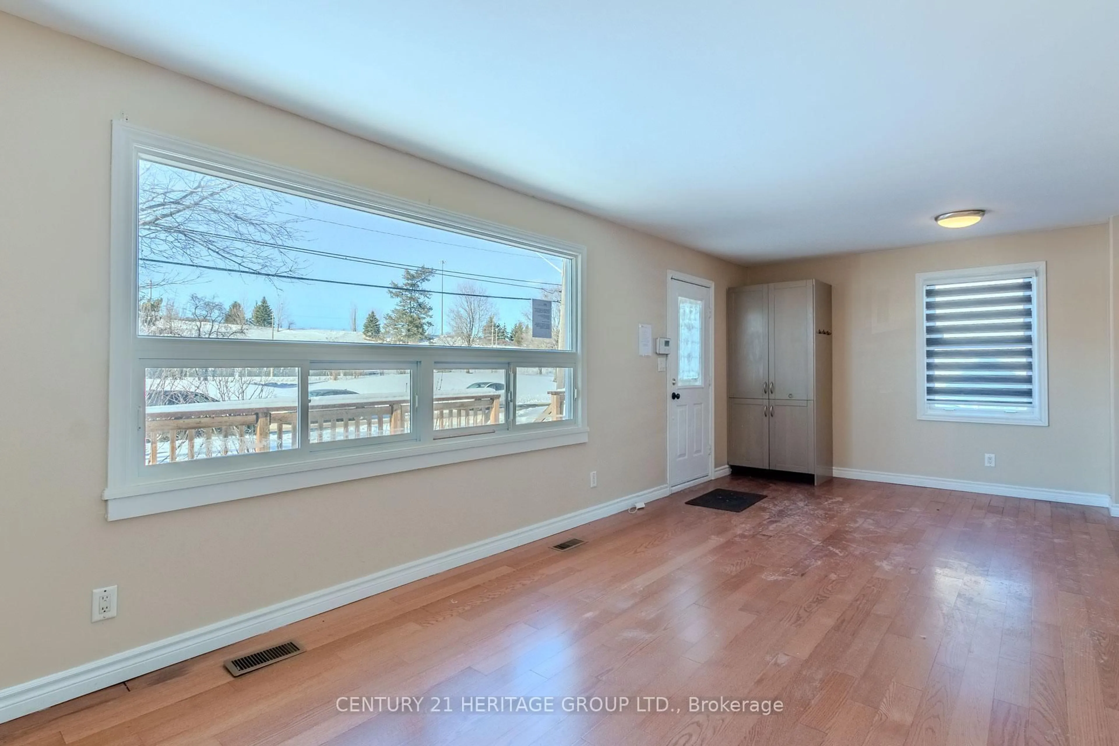 A pic of a room for 2232 Queensway Dr, Burlington Ontario L7R 3T1