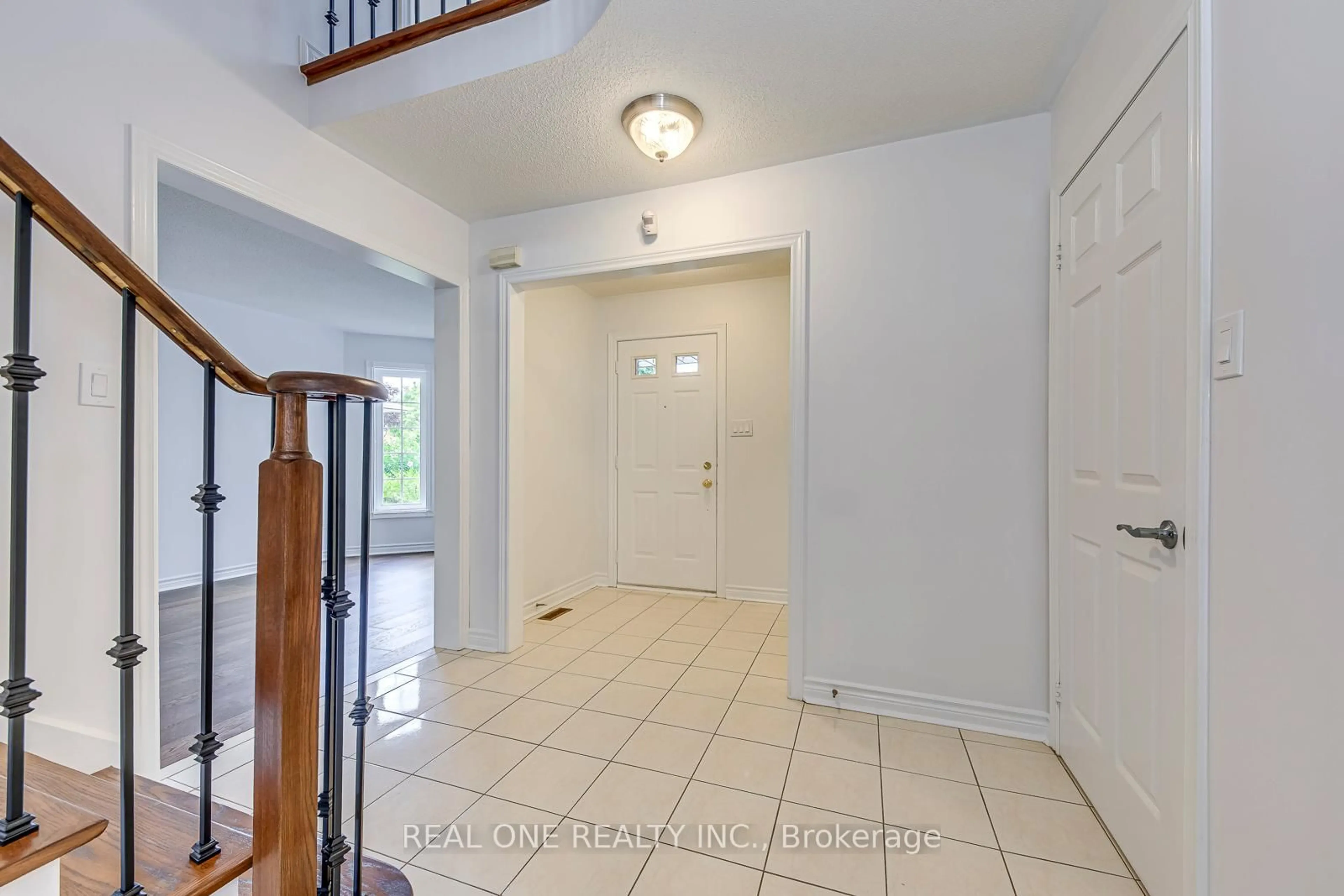 Indoor entryway for 5192 Castlefield Dr, Mississauga Ontario L5V 1S2