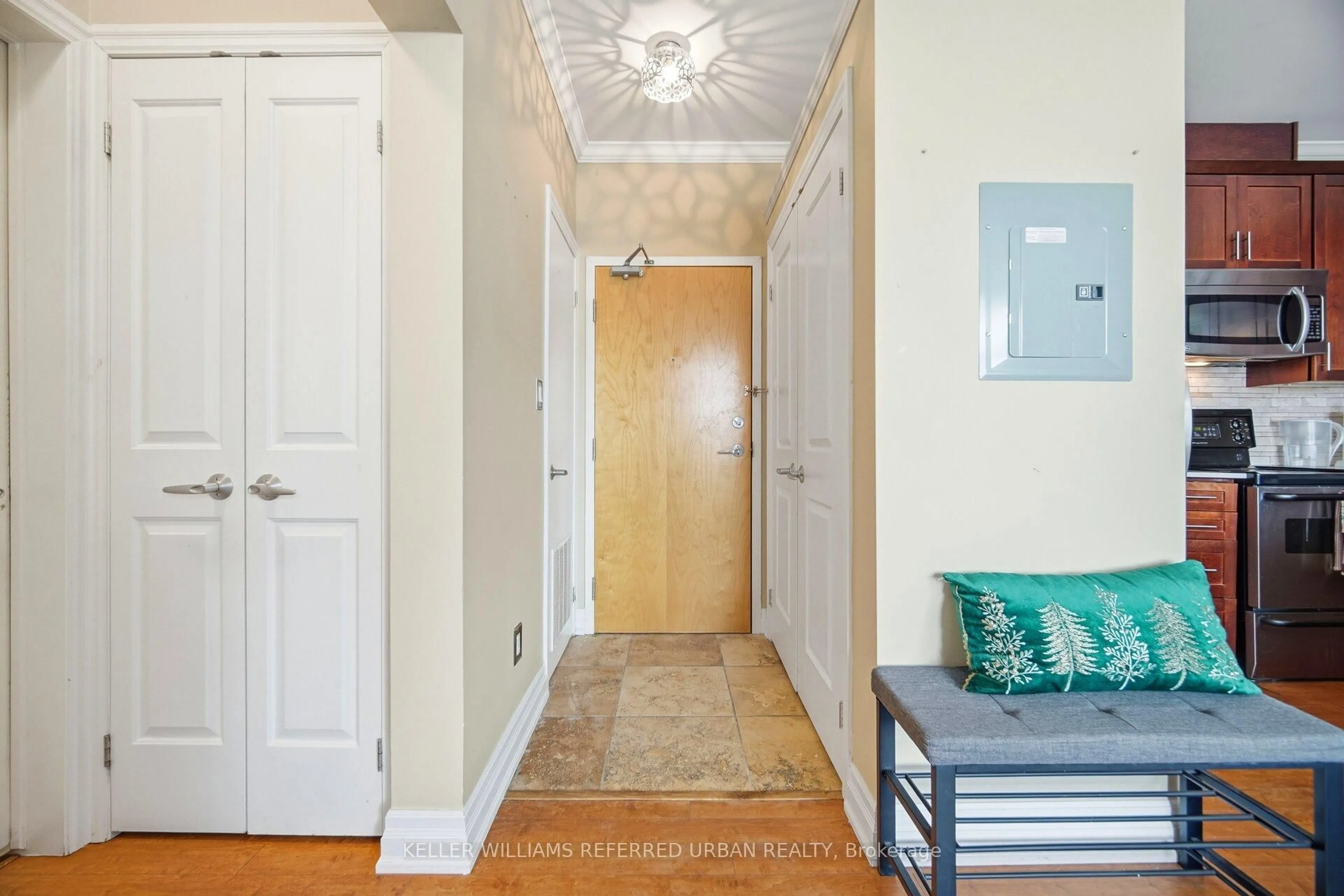 Indoor entryway for 459 Kerr St #305, Oakville Ontario L6K 3C2