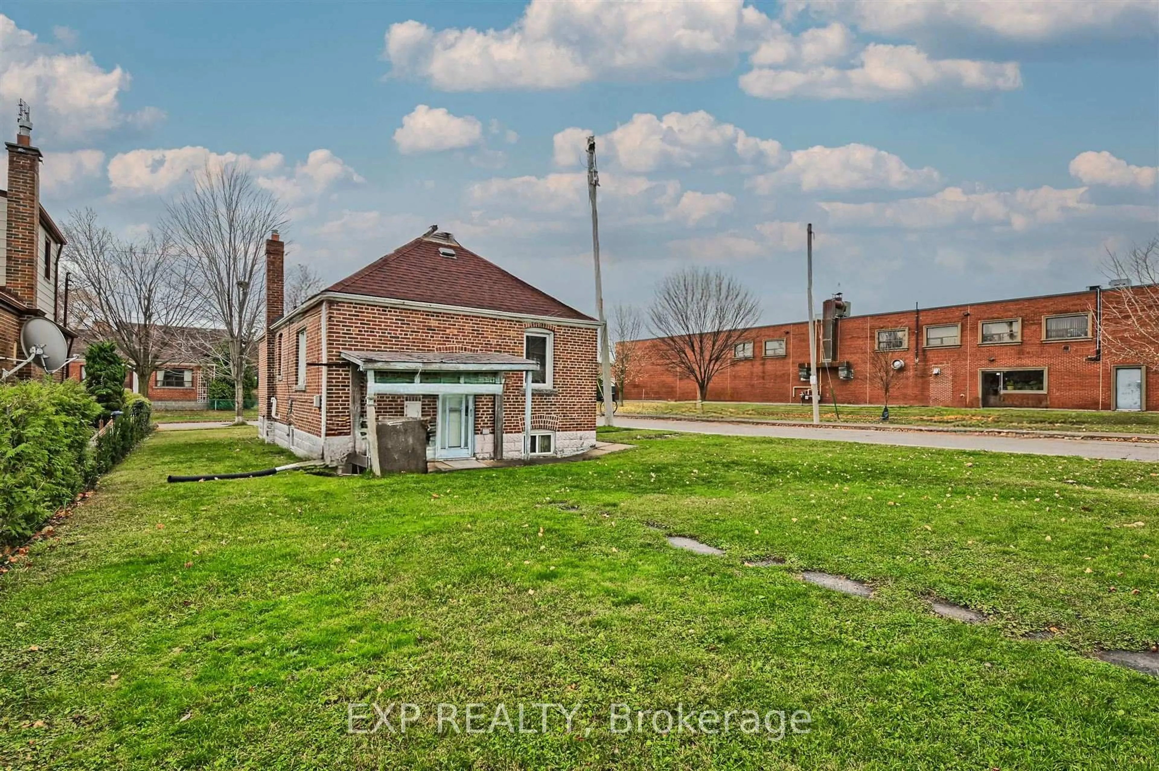 A pic from outside/outdoor area/front of a property/back of a property/a pic from drone, building for 414 Melrose St, Toronto Ontario M8Z 1H1