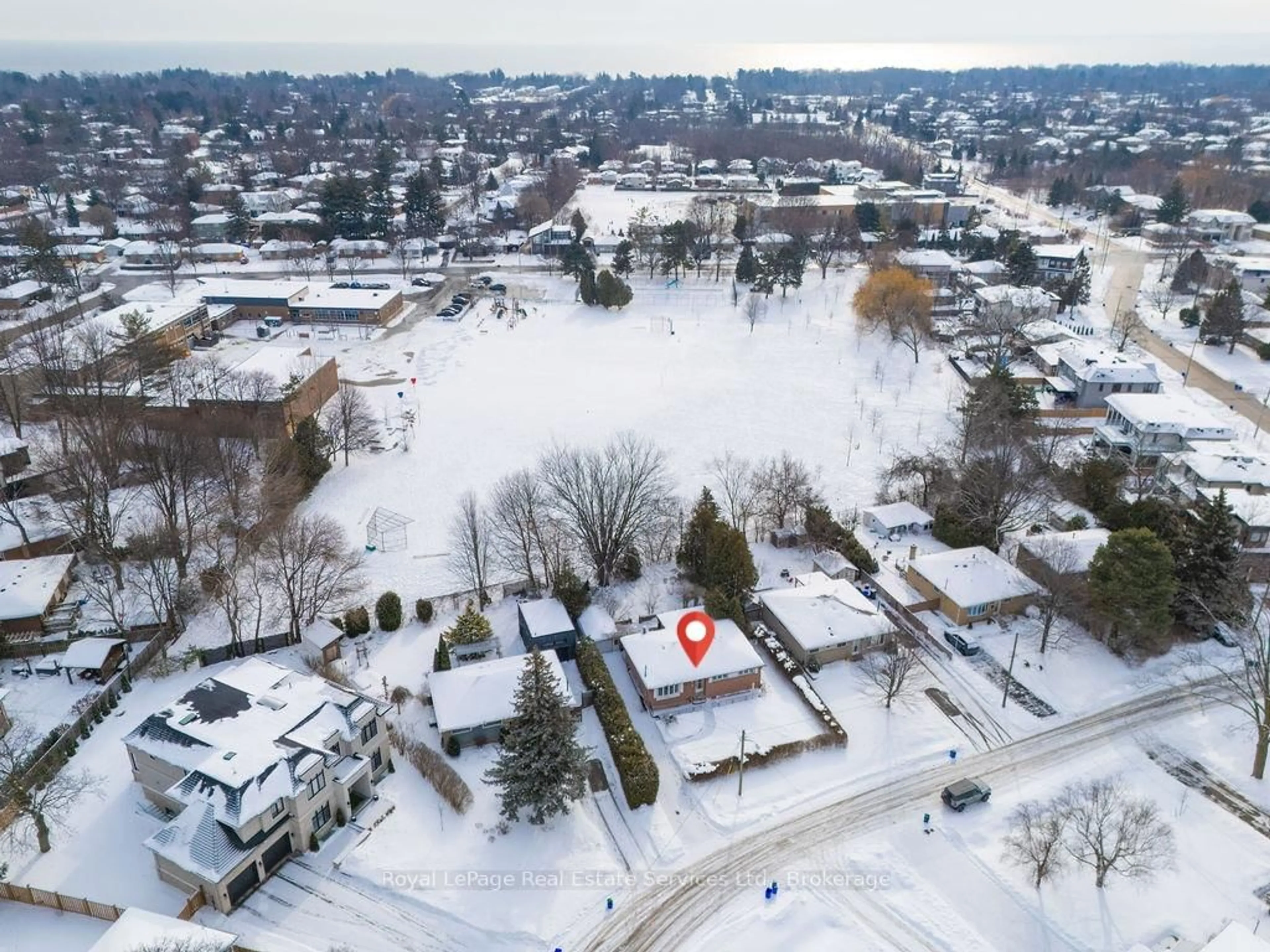 A pic from outside/outdoor area/front of a property/back of a property/a pic from drone, street for 557 Stonecliffe Rd, Oakville Ontario L6L 4N8