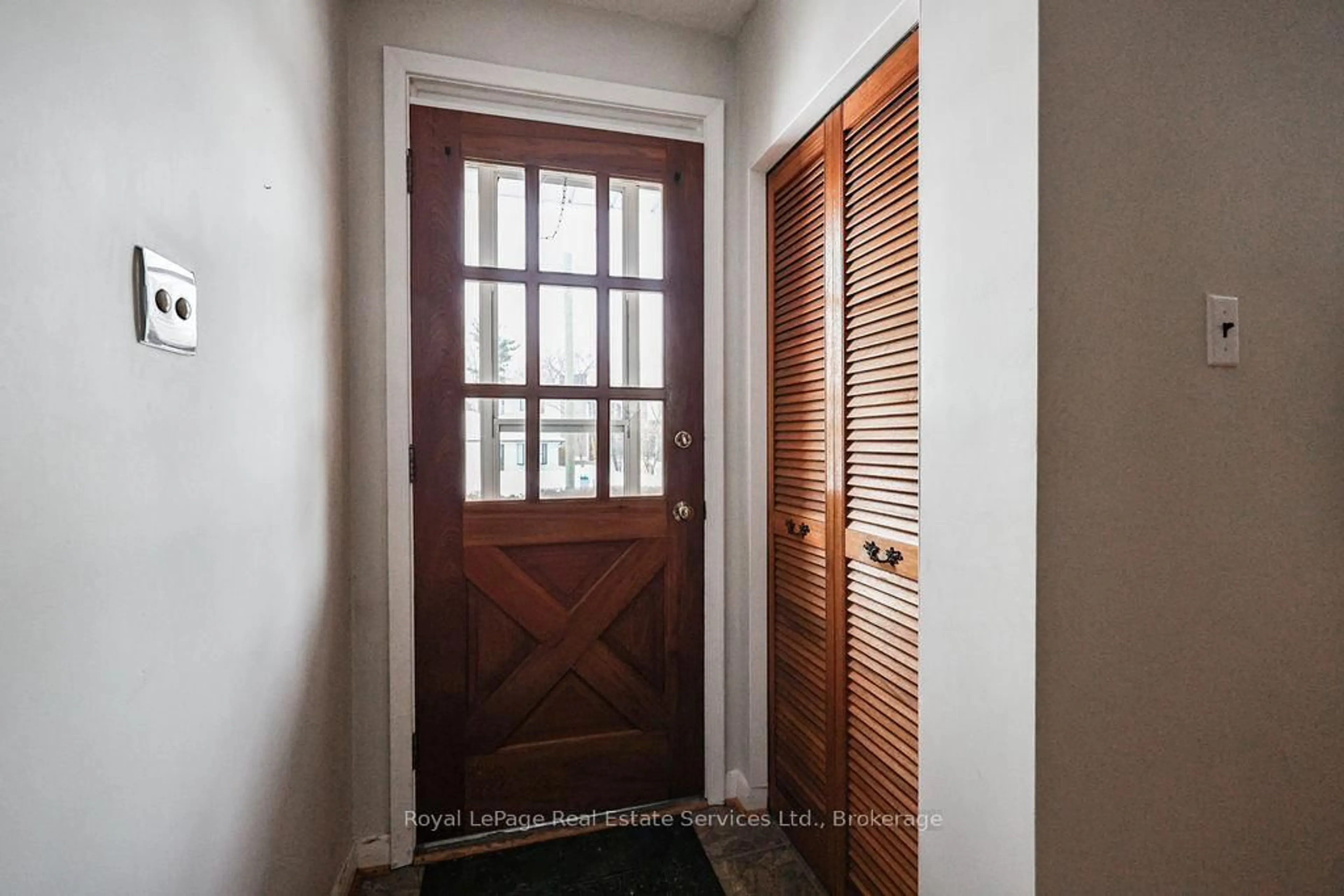 Indoor entryway for 557 Stonecliffe Rd, Oakville Ontario L6L 4N8