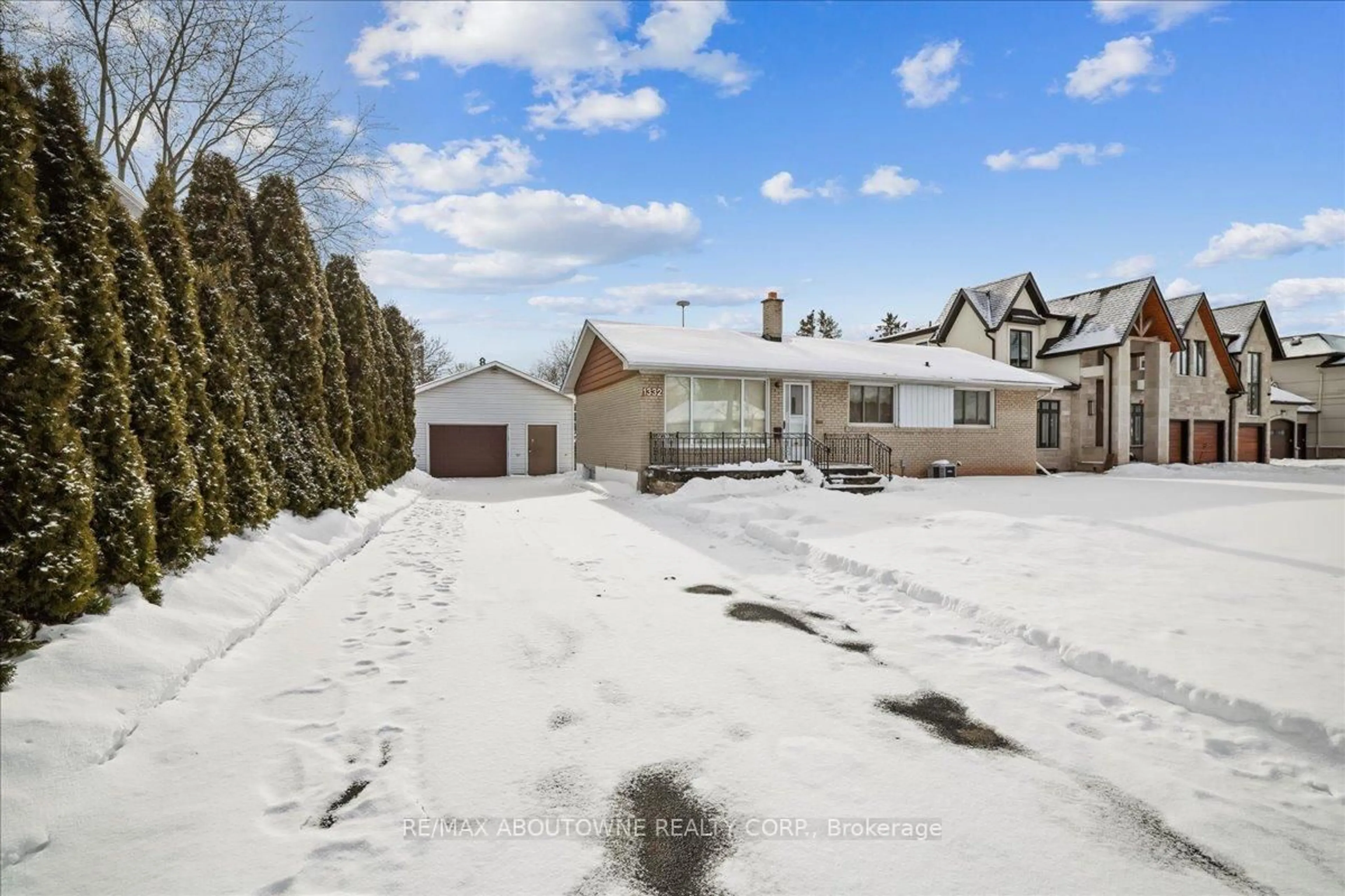 A pic from outside/outdoor area/front of a property/back of a property/a pic from drone, street for 1332 Rebecca St, Oakville Ontario L6L 1Z4