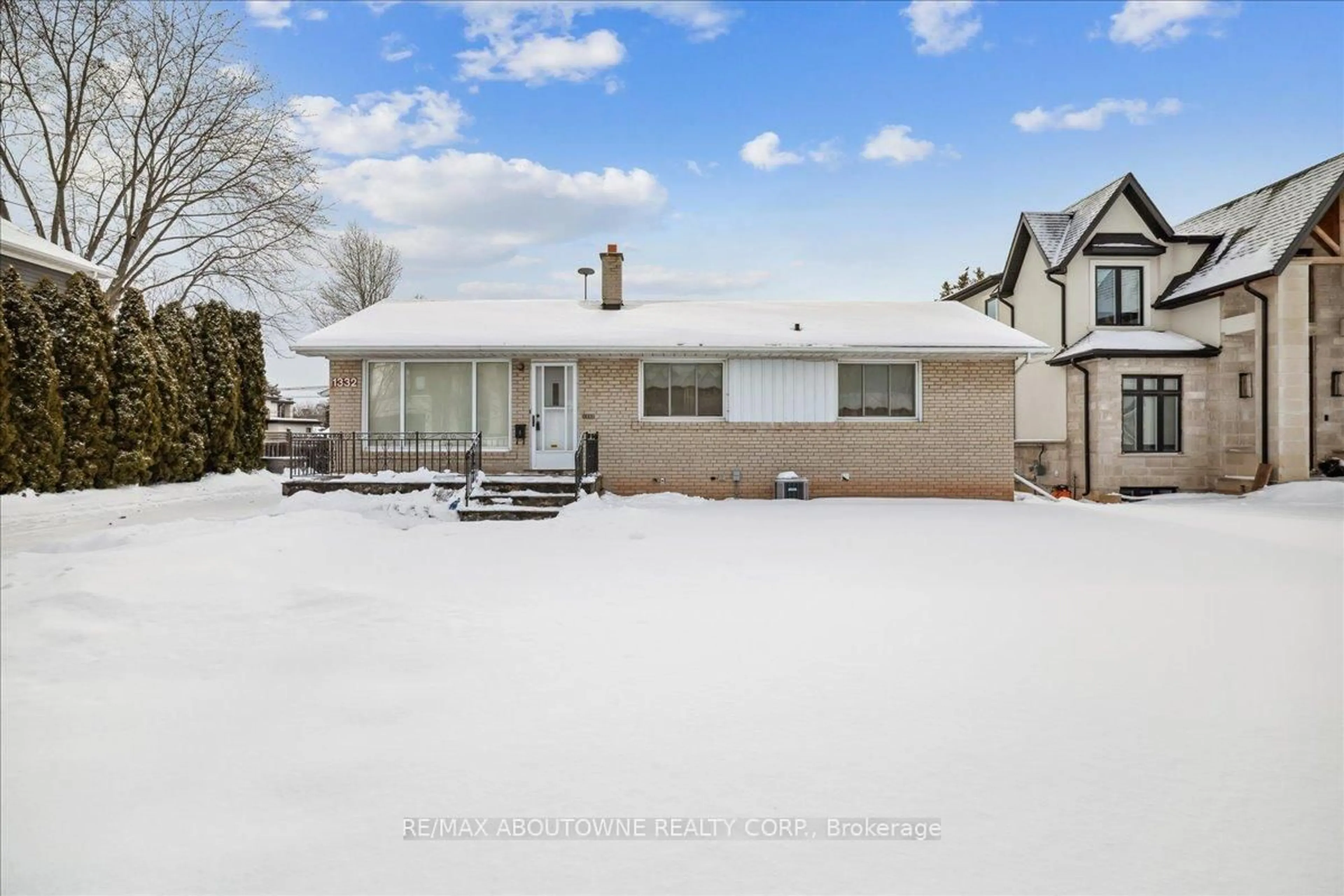 A pic from outside/outdoor area/front of a property/back of a property/a pic from drone, street for 1332 Rebecca St, Oakville Ontario L6L 1Z4