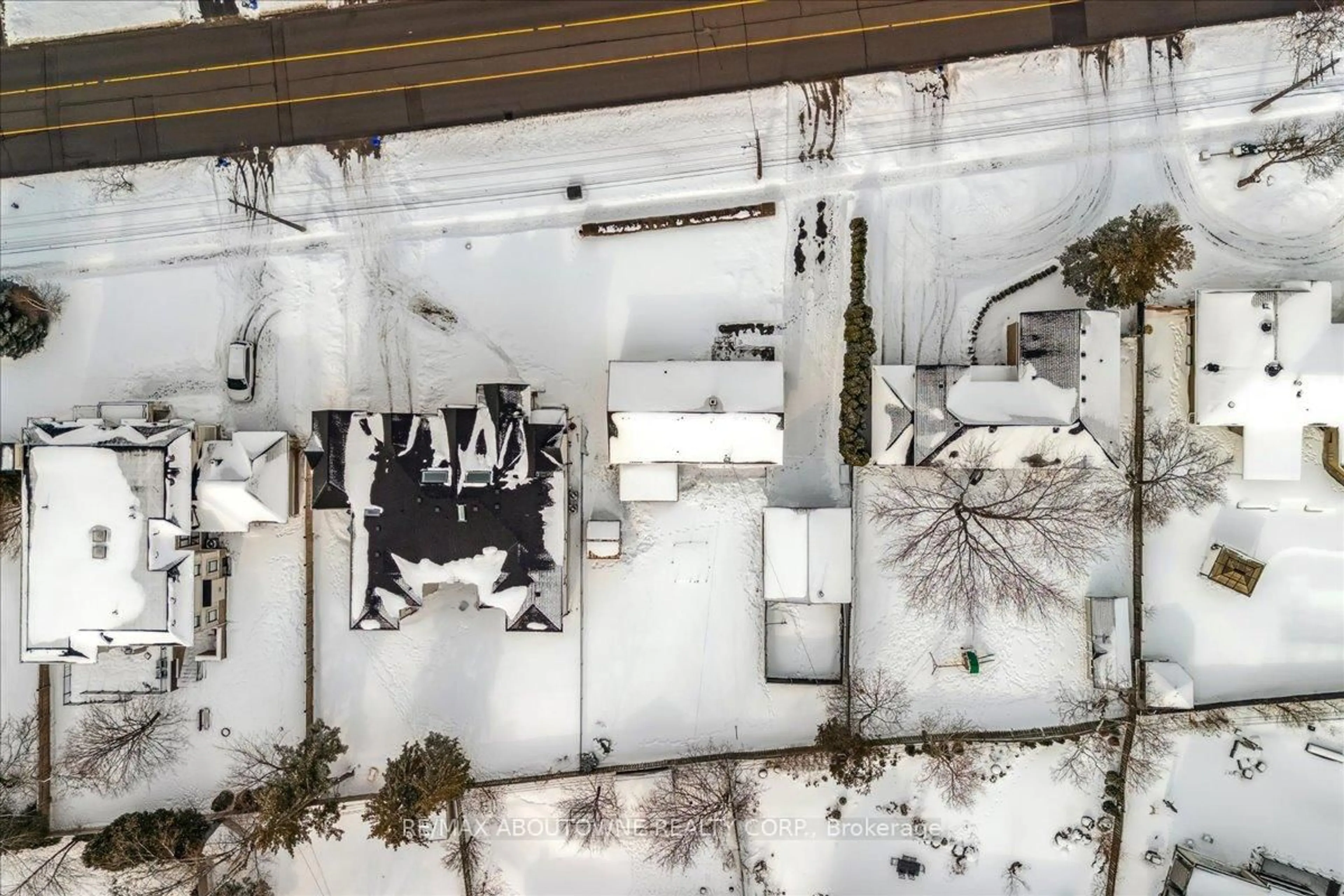 A pic from outside/outdoor area/front of a property/back of a property/a pic from drone, street for 1332 Rebecca St, Oakville Ontario L6L 1Z4