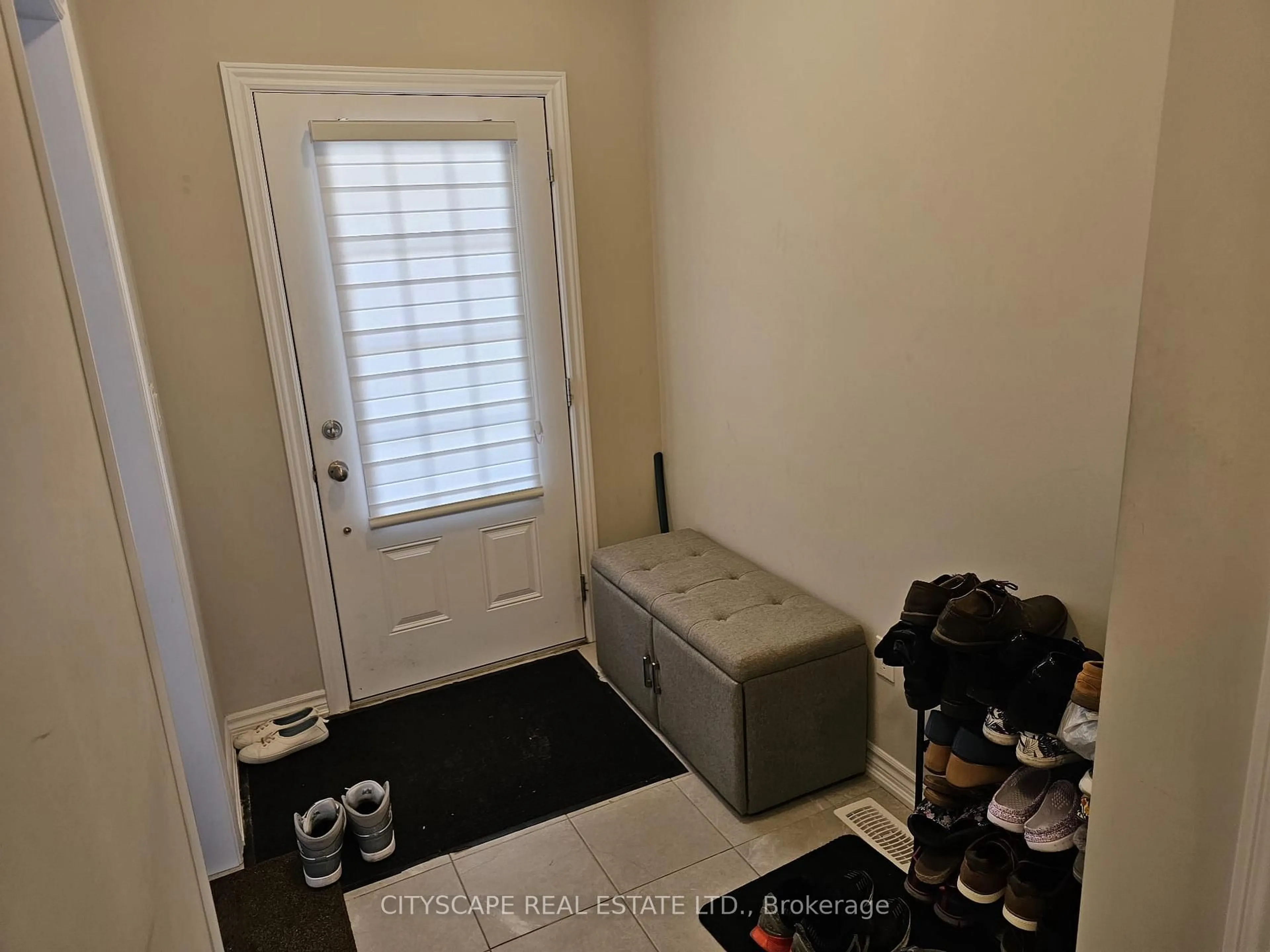 Indoor entryway for 25 Braida Lane, Halton Hills Ontario L7J 0B7